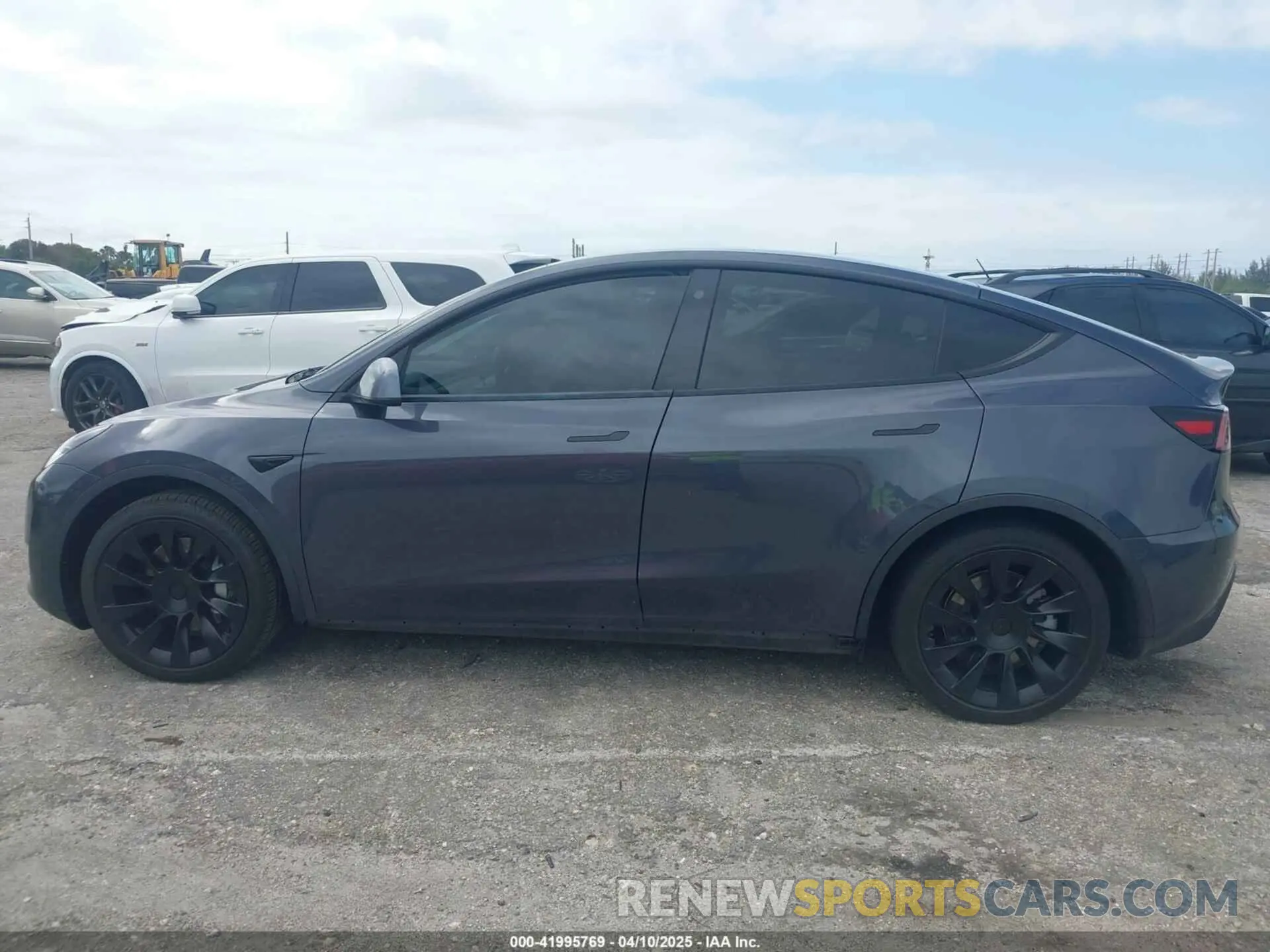 14 Photograph of a damaged car 5YJYGAEEXMF194066 TESLA MODEL Y 2021