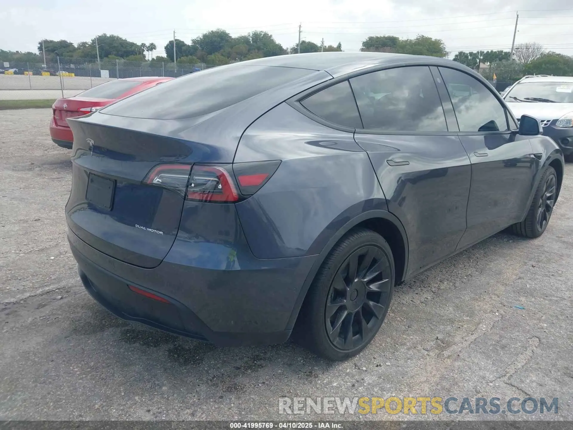 4 Photograph of a damaged car 5YJYGAEEXMF194066 TESLA MODEL Y 2021