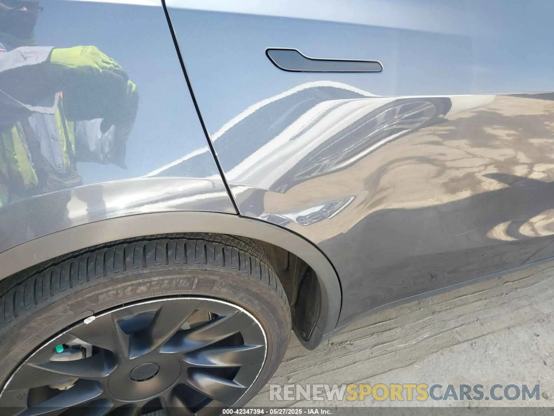 19 Photograph of a damaged car 5YJYGAEEXMF299450 TESLA MODEL Y 2021