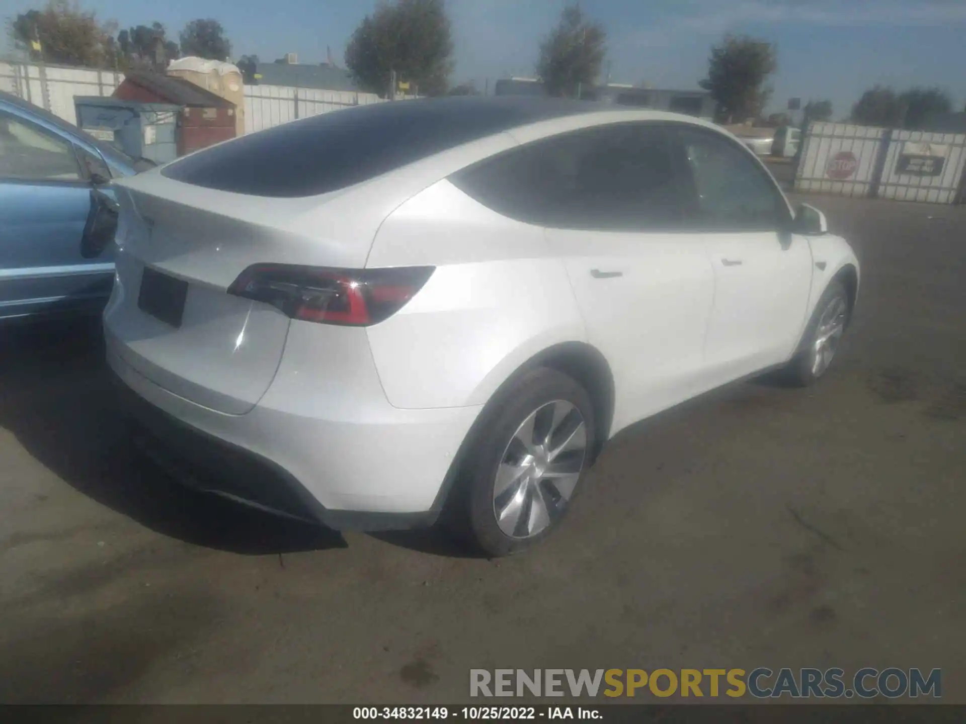 4 Photograph of a damaged car 5YJYGDED0MF131485 TESLA MODEL Y 2021