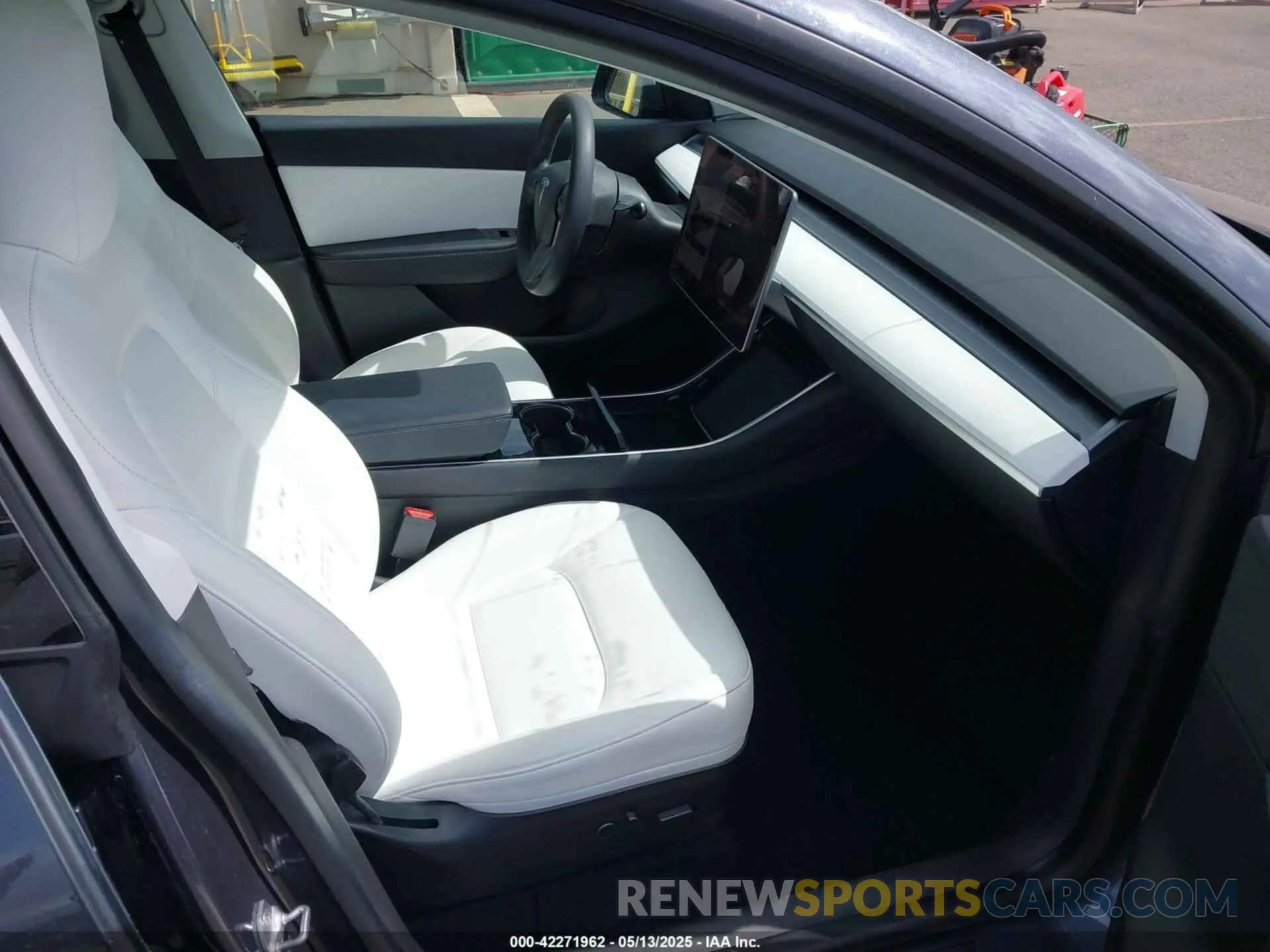5 Photograph of a damaged car 5YJYGDED1MF113898 TESLA MODEL Y 2021