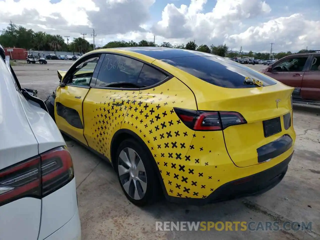 3 Photograph of a damaged car 5YJYGDED2MF113926 TESLA MODEL Y 2021