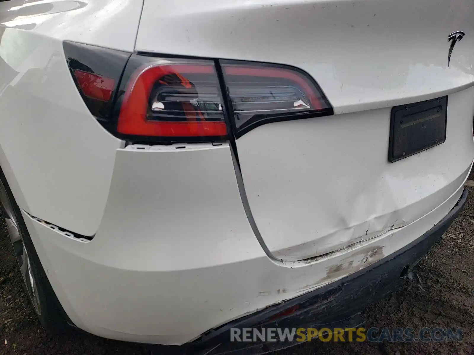 9 Photograph of a damaged car 5YJYGDED2MF133917 TESLA MODEL Y 2021