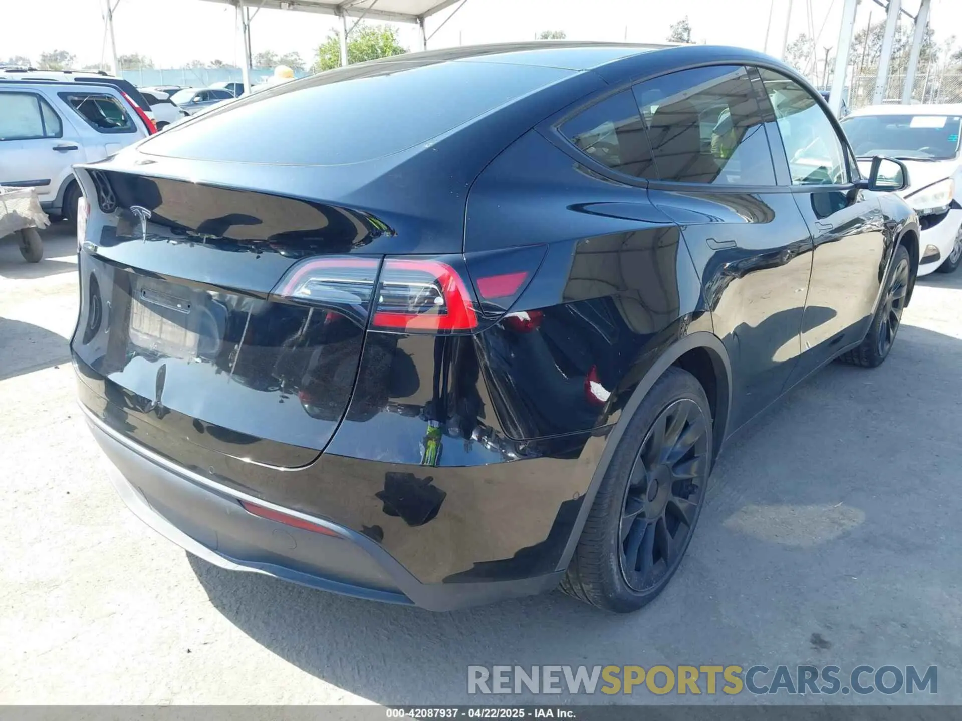 4 Photograph of a damaged car 5YJYGDED3MF126569 TESLA MODEL Y 2021