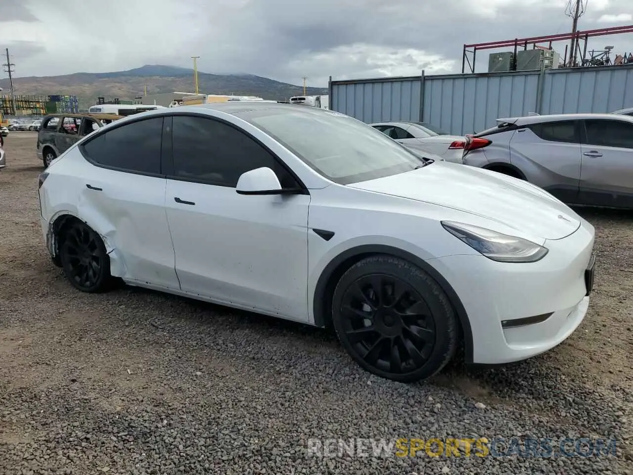4 Photograph of a damaged car 5YJYGDED4MF104001 TESLA MODEL Y 2021