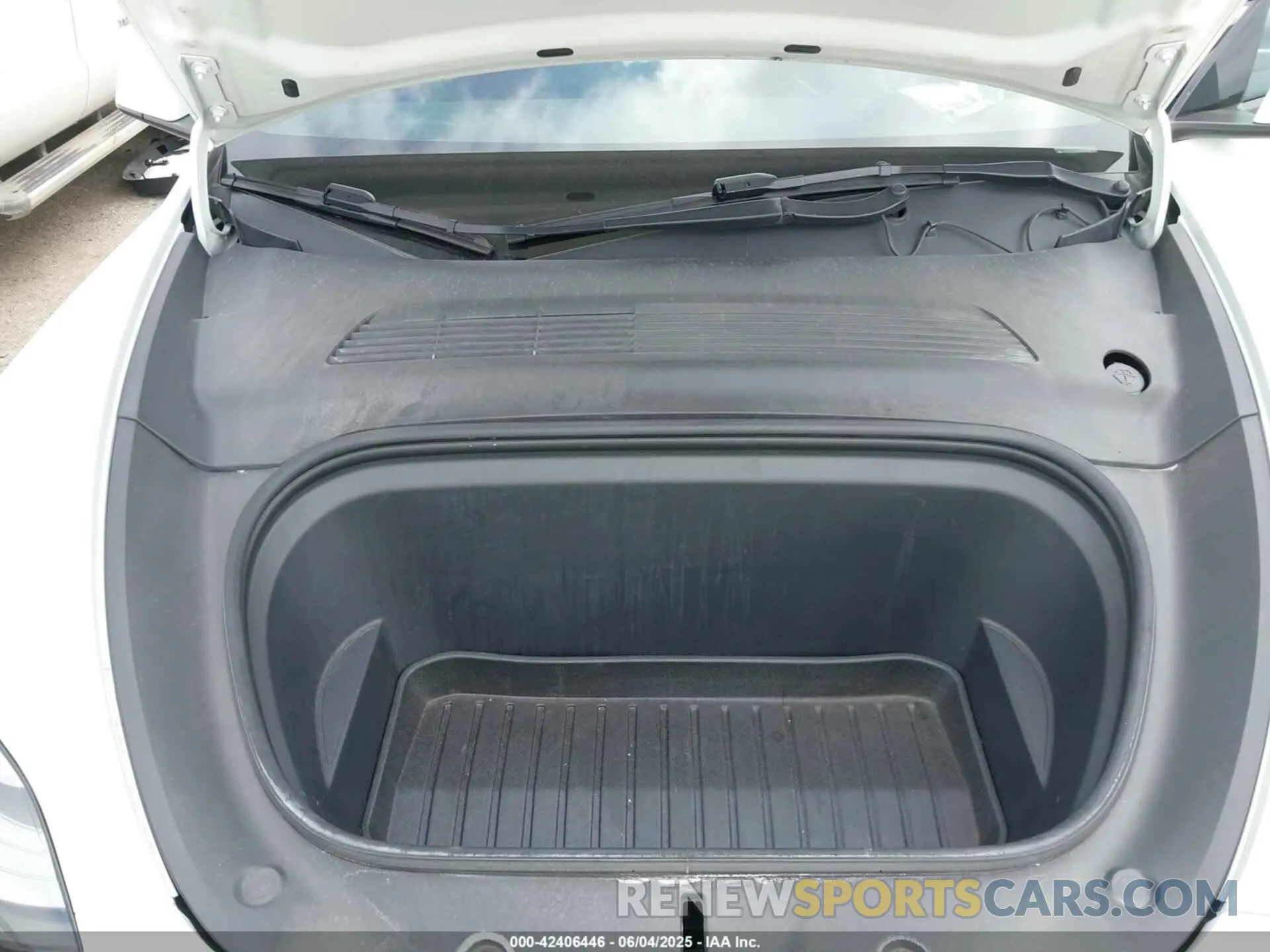 10 Photograph of a damaged car 5YJYGDED4MF181662 TESLA MODEL Y 2021