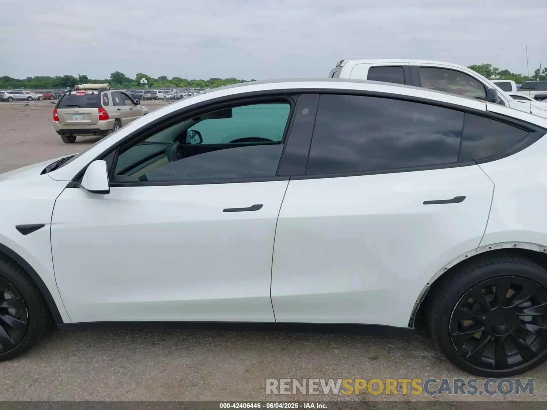 13 Photograph of a damaged car 5YJYGDED4MF181662 TESLA MODEL Y 2021