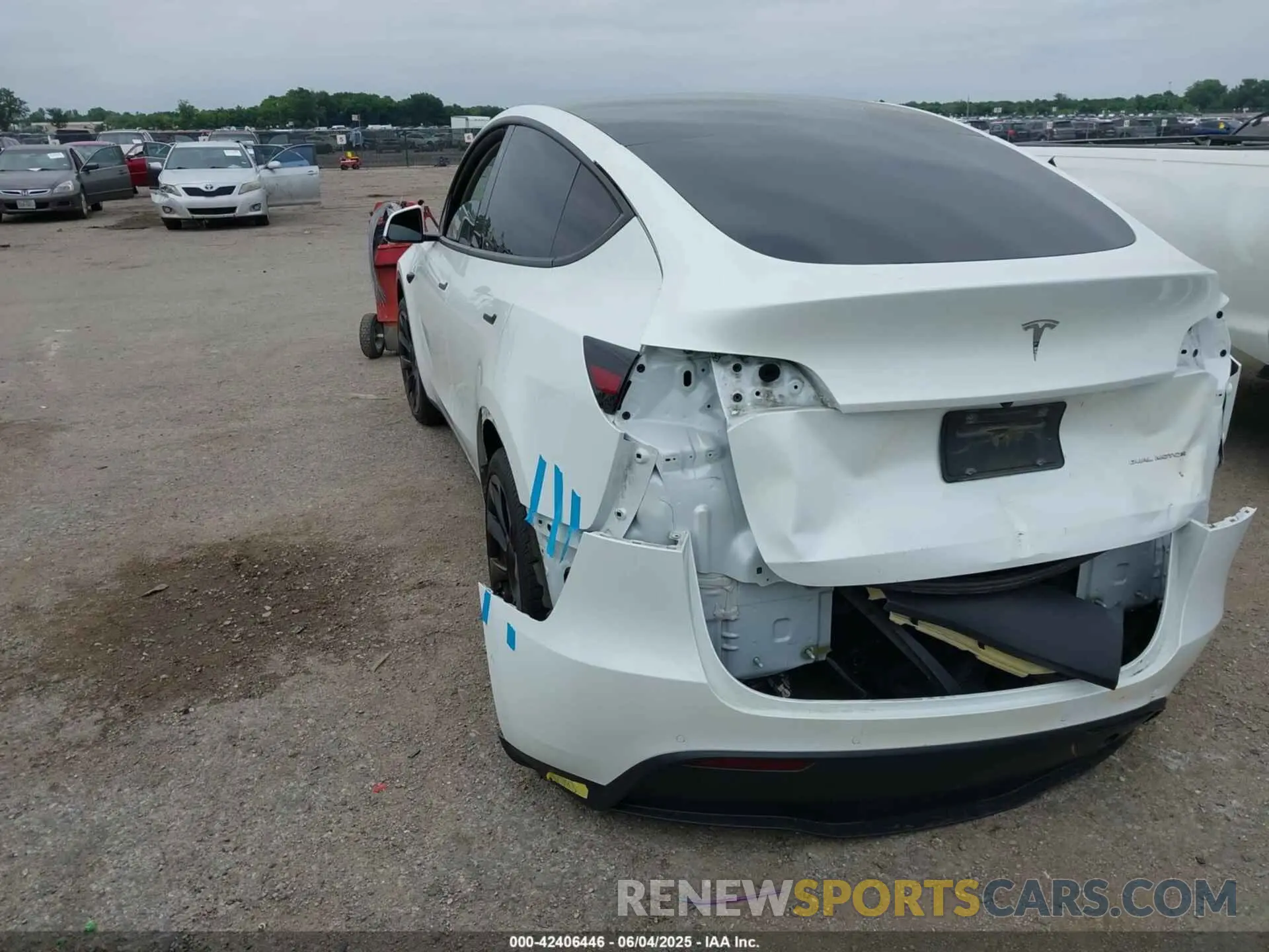 3 Photograph of a damaged car 5YJYGDED4MF181662 TESLA MODEL Y 2021