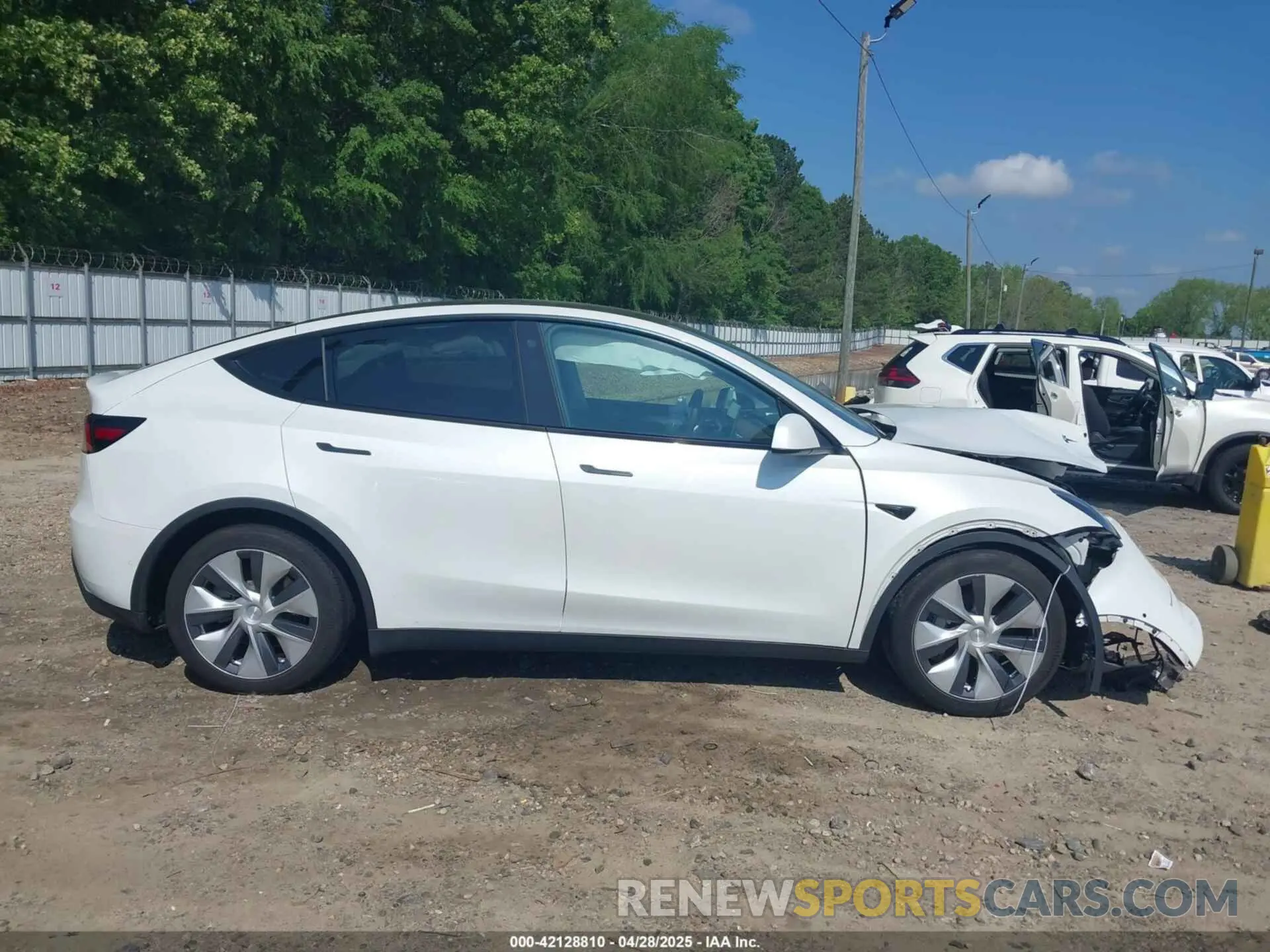 13 Photograph of a damaged car 5YJYGDED4MF192824 TESLA MODEL Y 2021