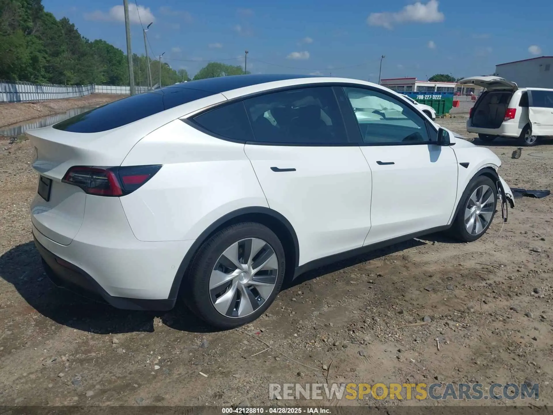 4 Photograph of a damaged car 5YJYGDED4MF192824 TESLA MODEL Y 2021