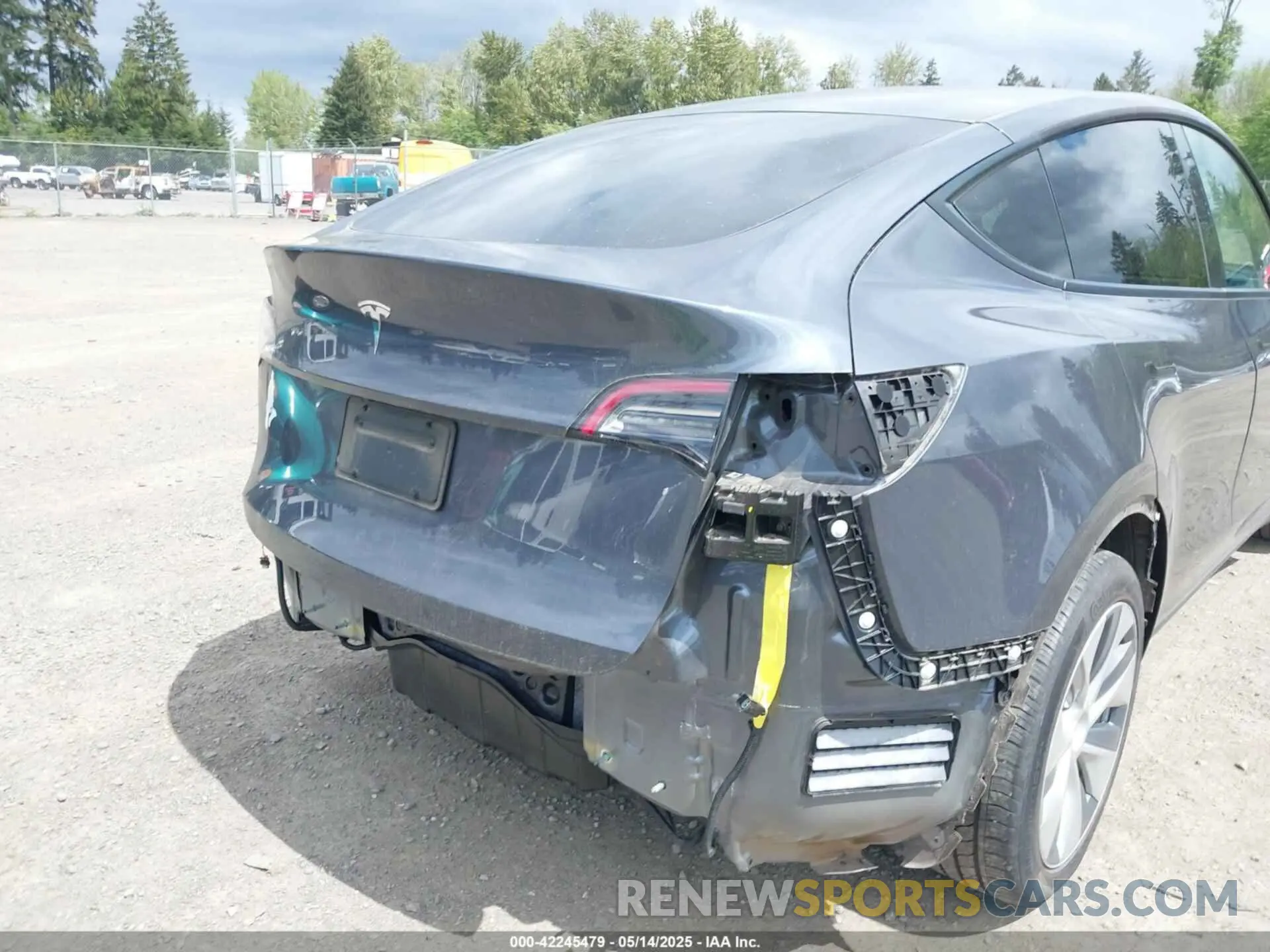 21 Photograph of a damaged car 5YJYGDED5MF109384 TESLA MODEL Y 2021