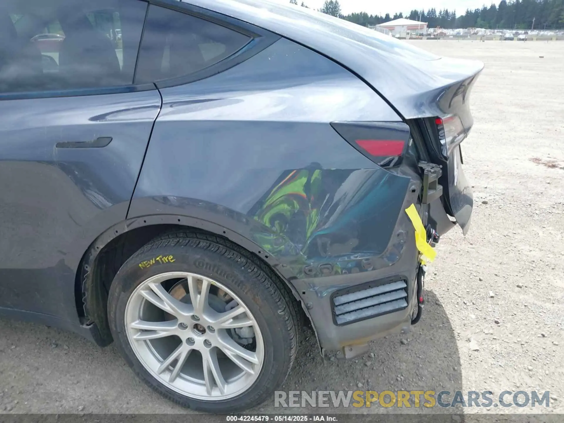 22 Photograph of a damaged car 5YJYGDED5MF109384 TESLA MODEL Y 2021