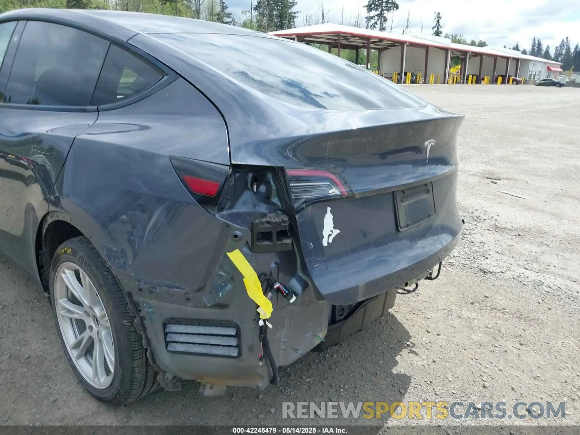 6 Photograph of a damaged car 5YJYGDED5MF109384 TESLA MODEL Y 2021