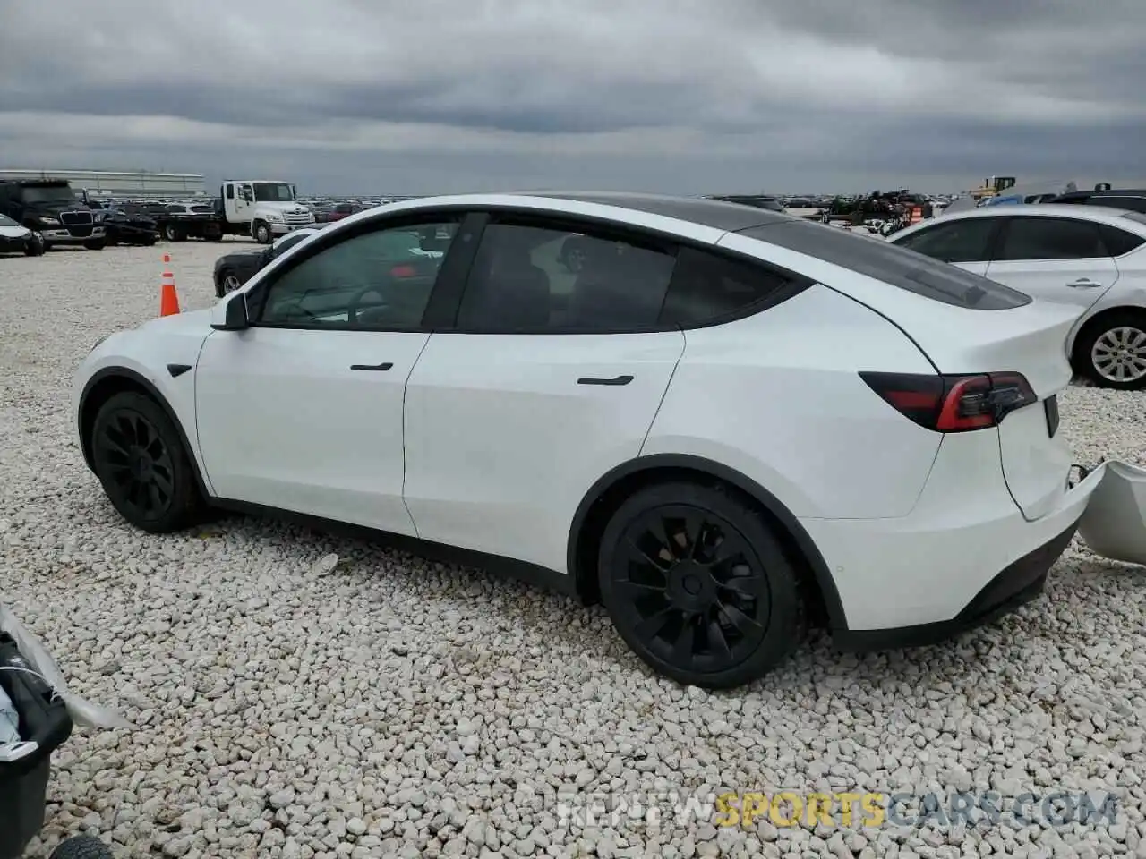 2 Photograph of a damaged car 5YJYGDED7MF121830 TESLA MODEL Y 2021