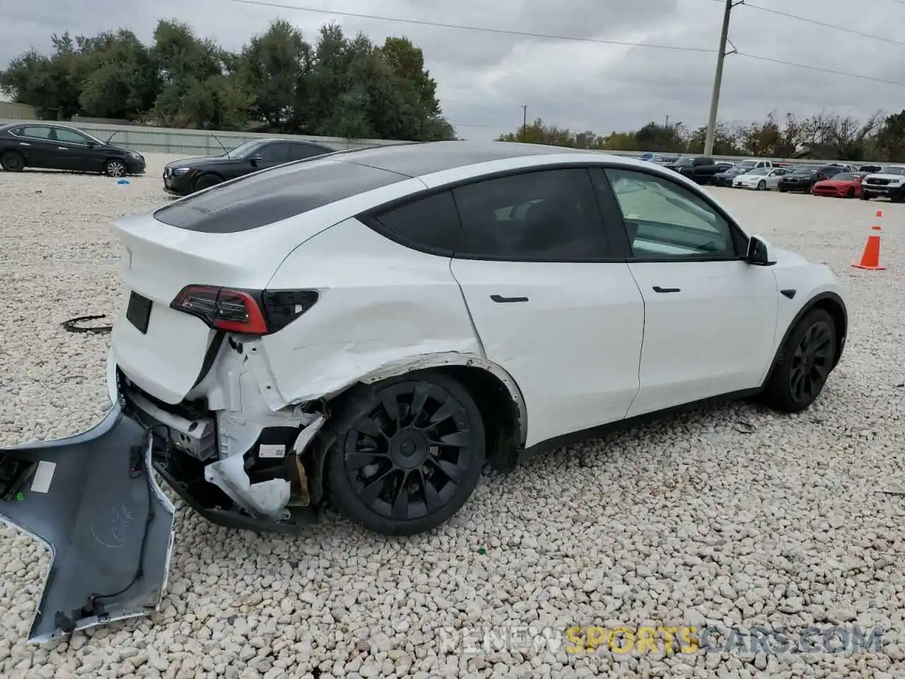 3 Photograph of a damaged car 5YJYGDED7MF121830 TESLA MODEL Y 2021