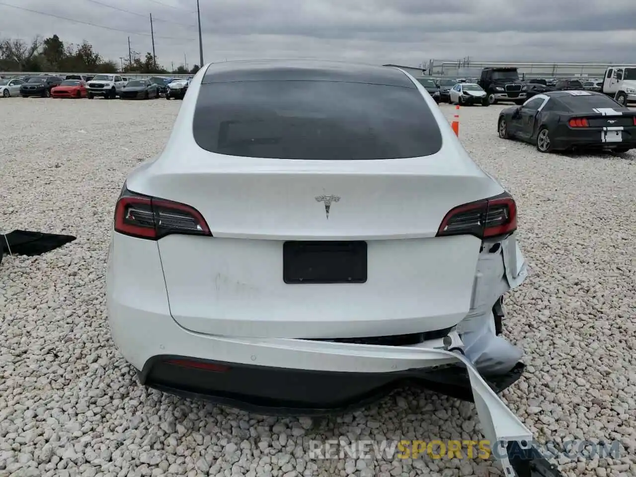 6 Photograph of a damaged car 5YJYGDED7MF121830 TESLA MODEL Y 2021