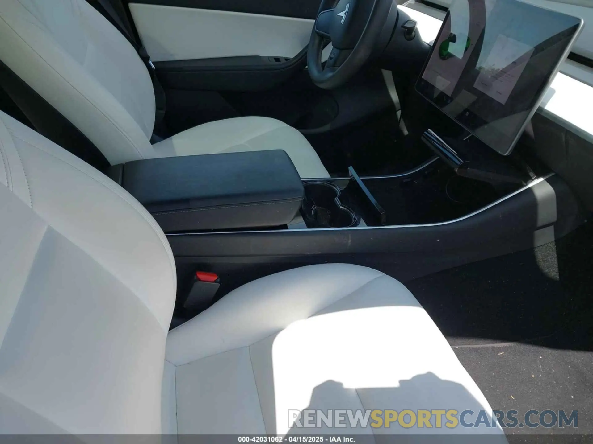5 Photograph of a damaged car 5YJYGDED8MF116359 TESLA MODEL Y 2021