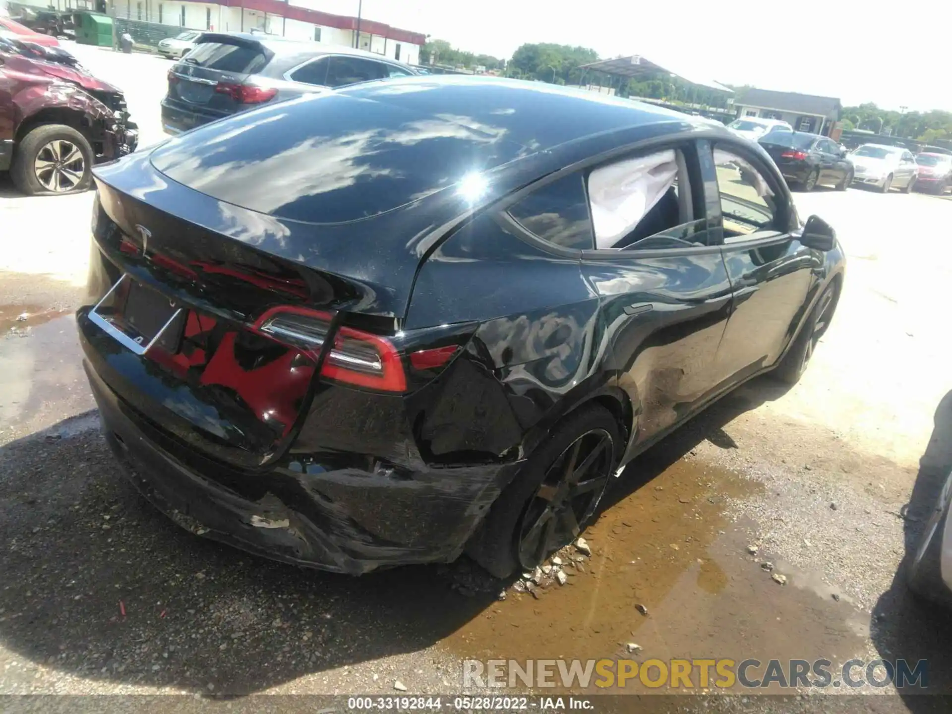 4 Photograph of a damaged car 5YJYGDED8MF118306 TESLA MODEL Y 2021