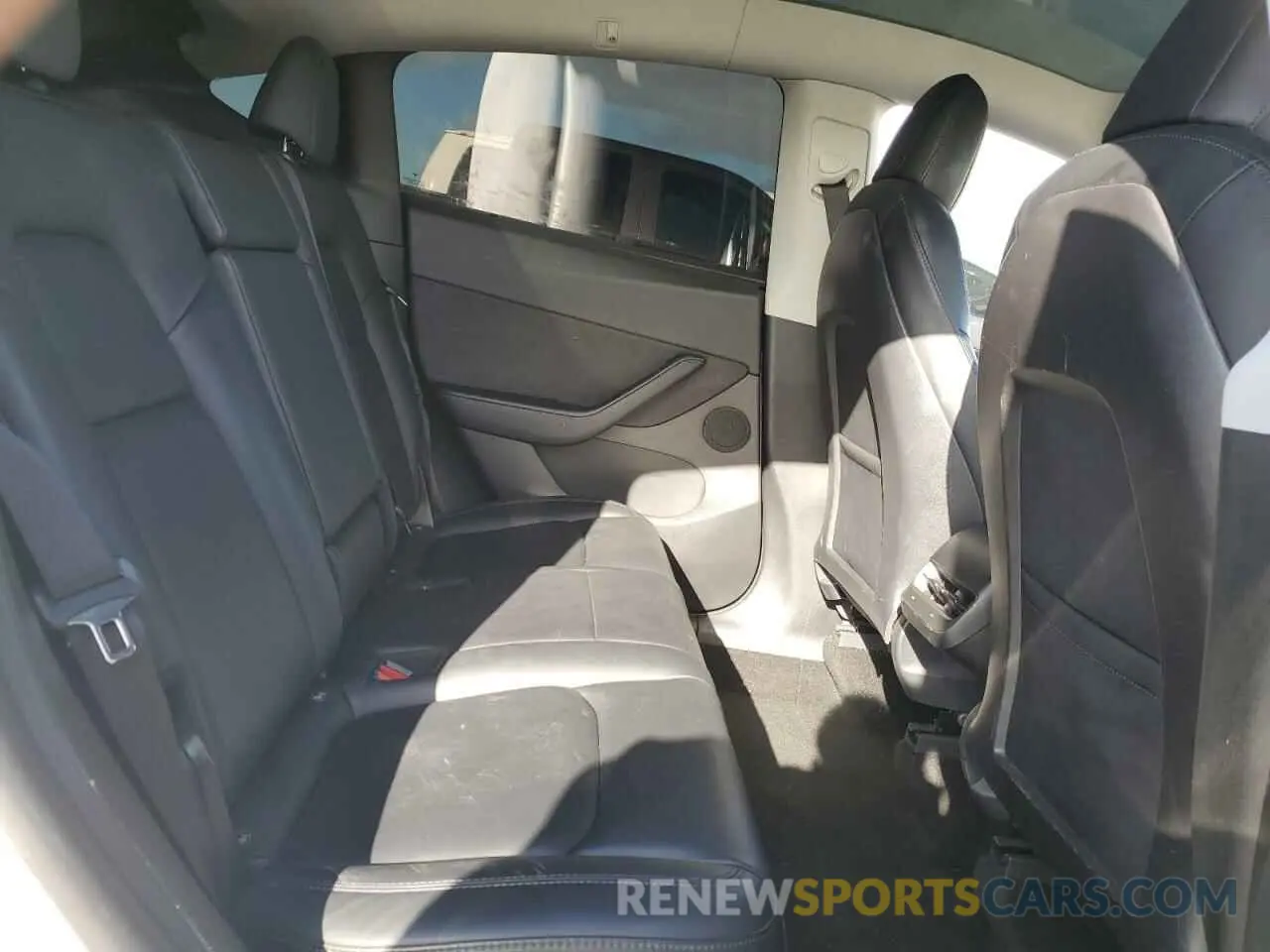 11 Photograph of a damaged car 5YJYGDED9MF105869 TESLA MODEL Y 2021