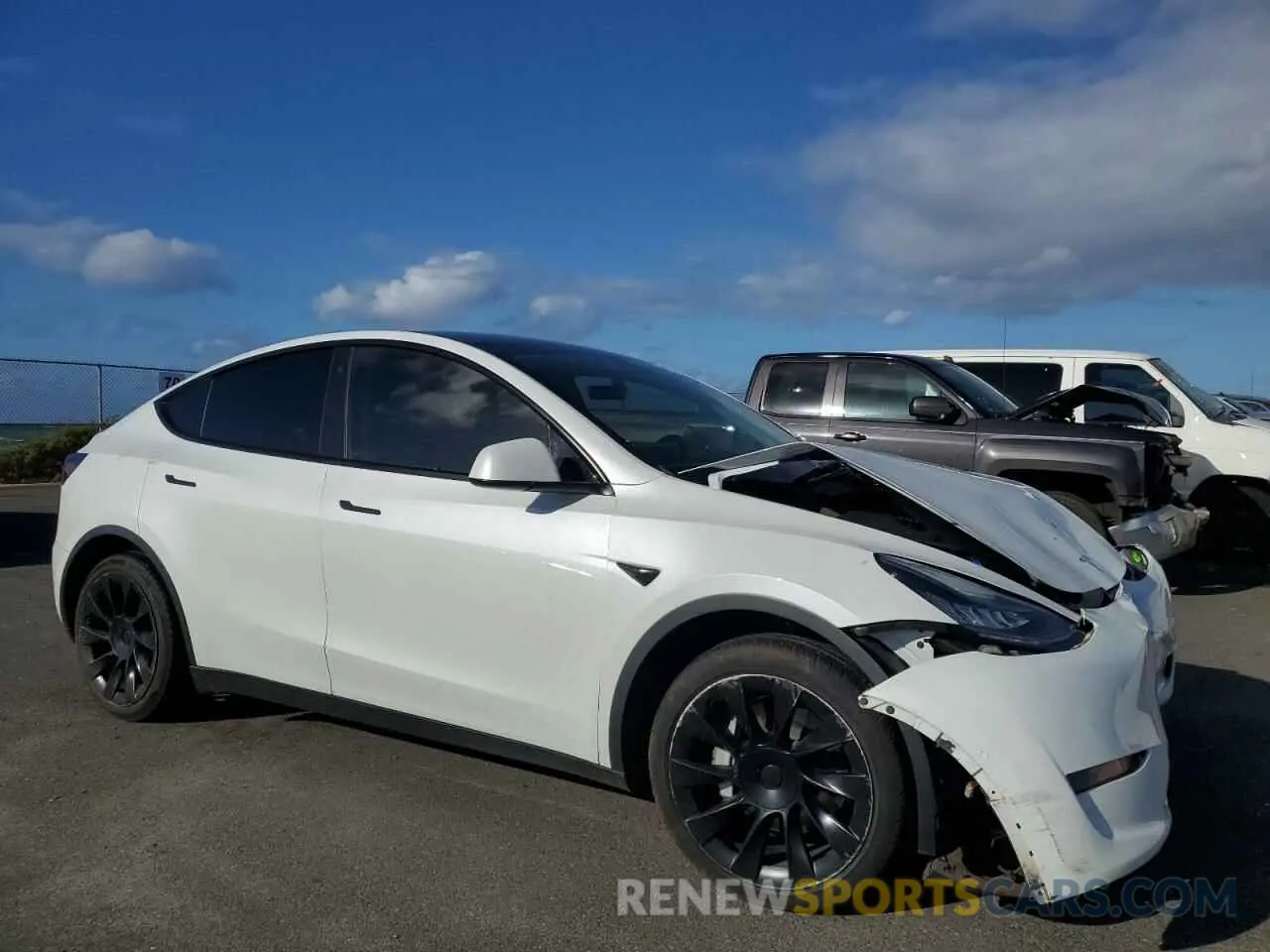 4 Photograph of a damaged car 5YJYGDED9MF105869 TESLA MODEL Y 2021