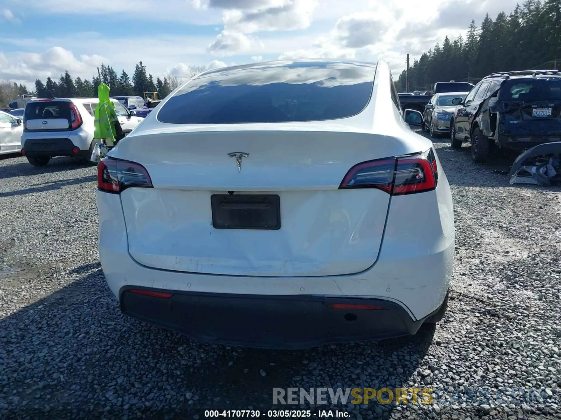 16 Photograph of a damaged car 5YJYGDED9MF110697 TESLA MODEL Y 2021