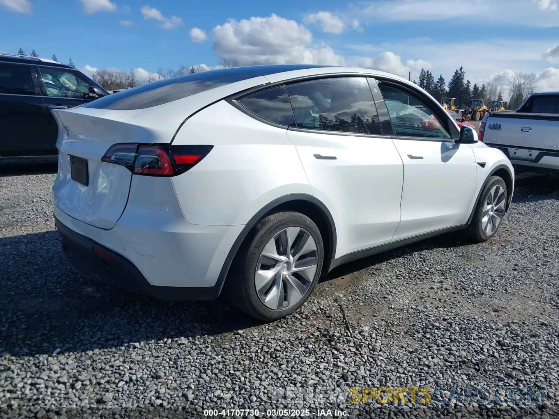 4 Photograph of a damaged car 5YJYGDED9MF110697 TESLA MODEL Y 2021