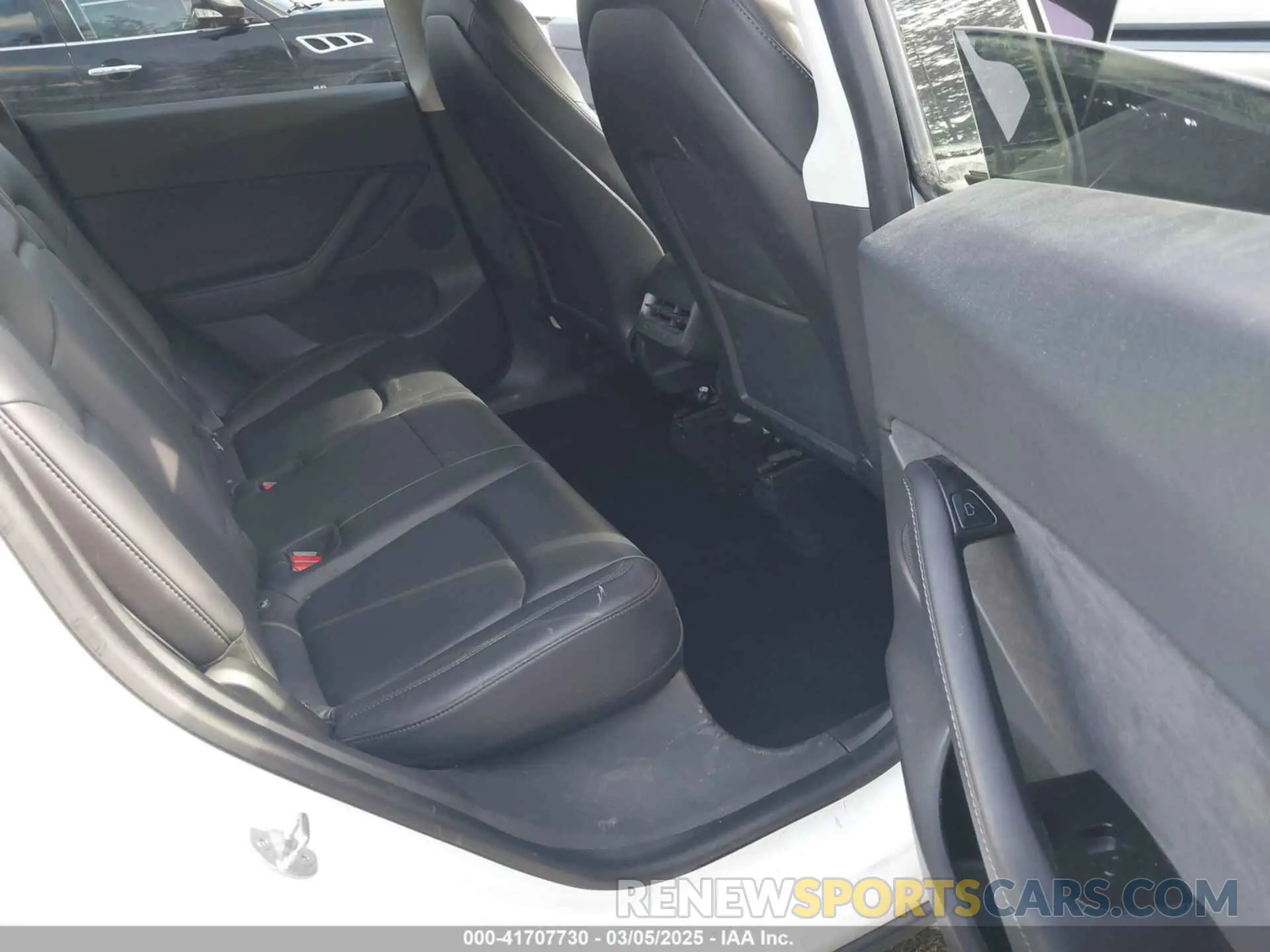 8 Photograph of a damaged car 5YJYGDED9MF110697 TESLA MODEL Y 2021