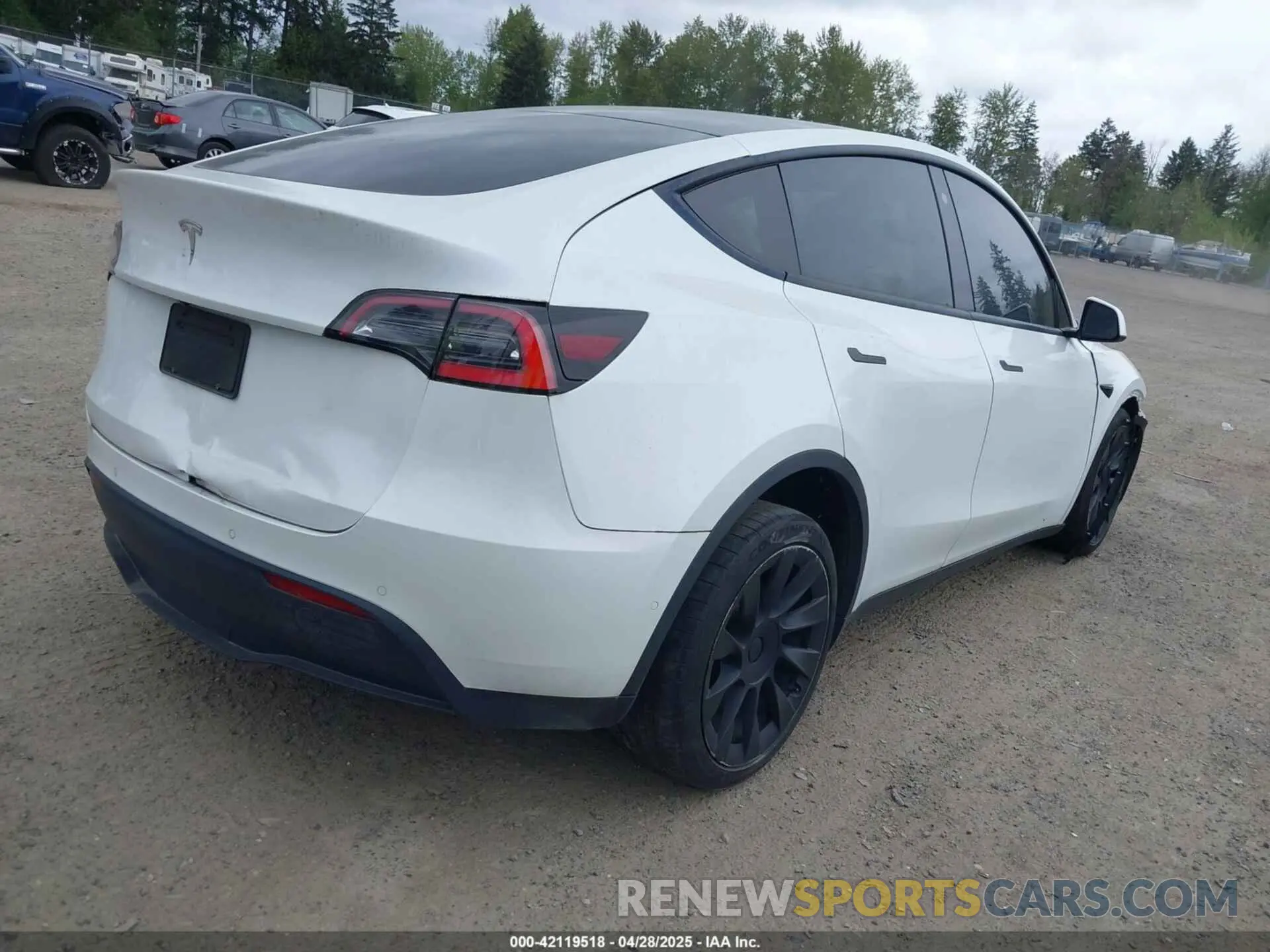 4 Photograph of a damaged car 5YJYGDED9MF121828 TESLA MODEL Y 2021