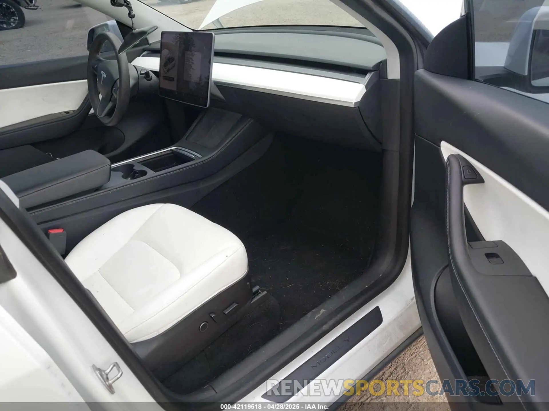 5 Photograph of a damaged car 5YJYGDED9MF121828 TESLA MODEL Y 2021
