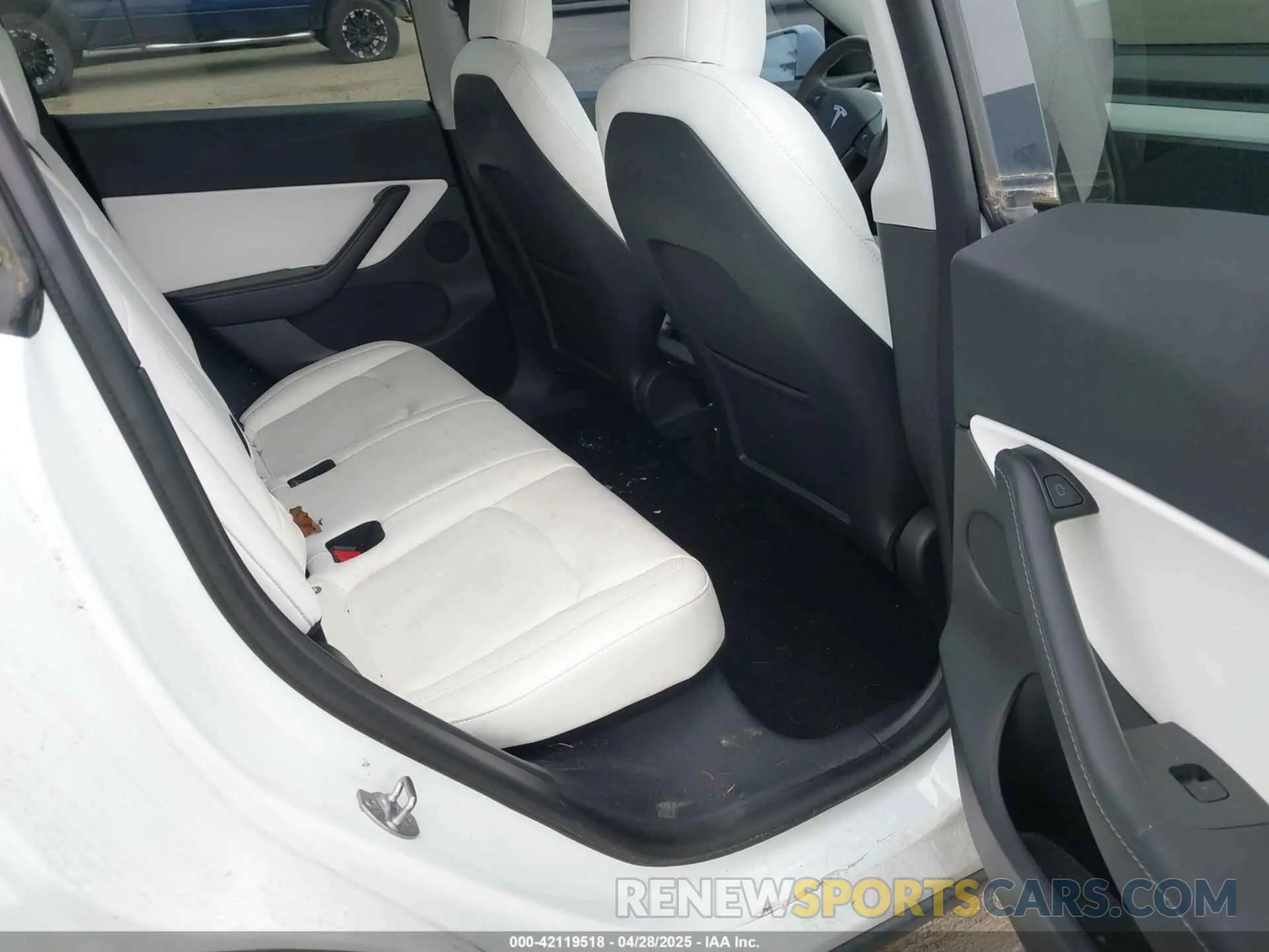8 Photograph of a damaged car 5YJYGDED9MF121828 TESLA MODEL Y 2021