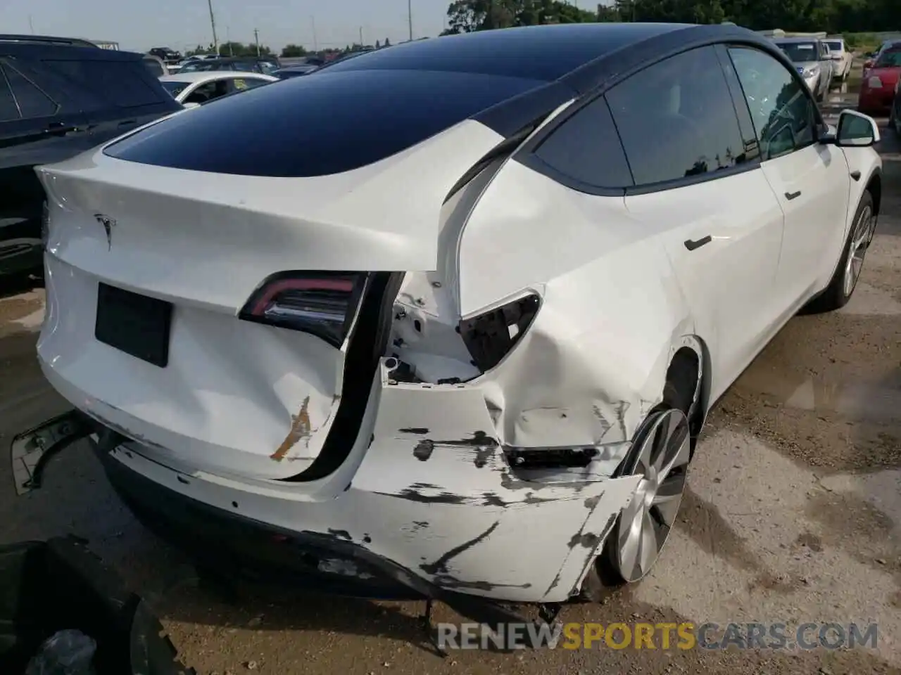 4 Photograph of a damaged car 5YJYGDED9MF163240 TESLA MODEL Y 2021