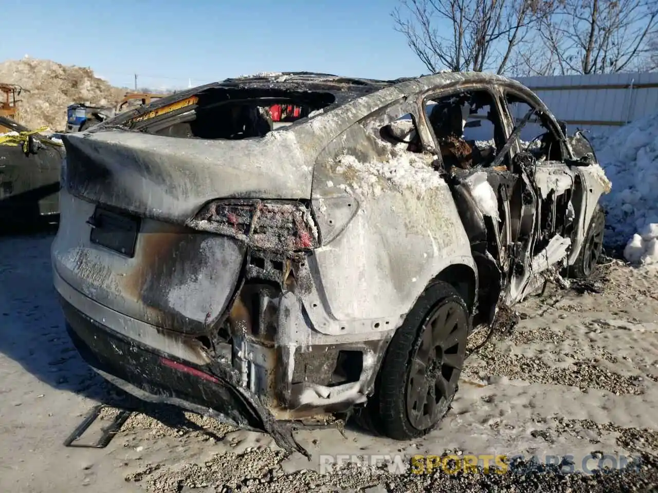 4 Photograph of a damaged car 5YJYGDEE0MF065822 TESLA MODEL Y 2021