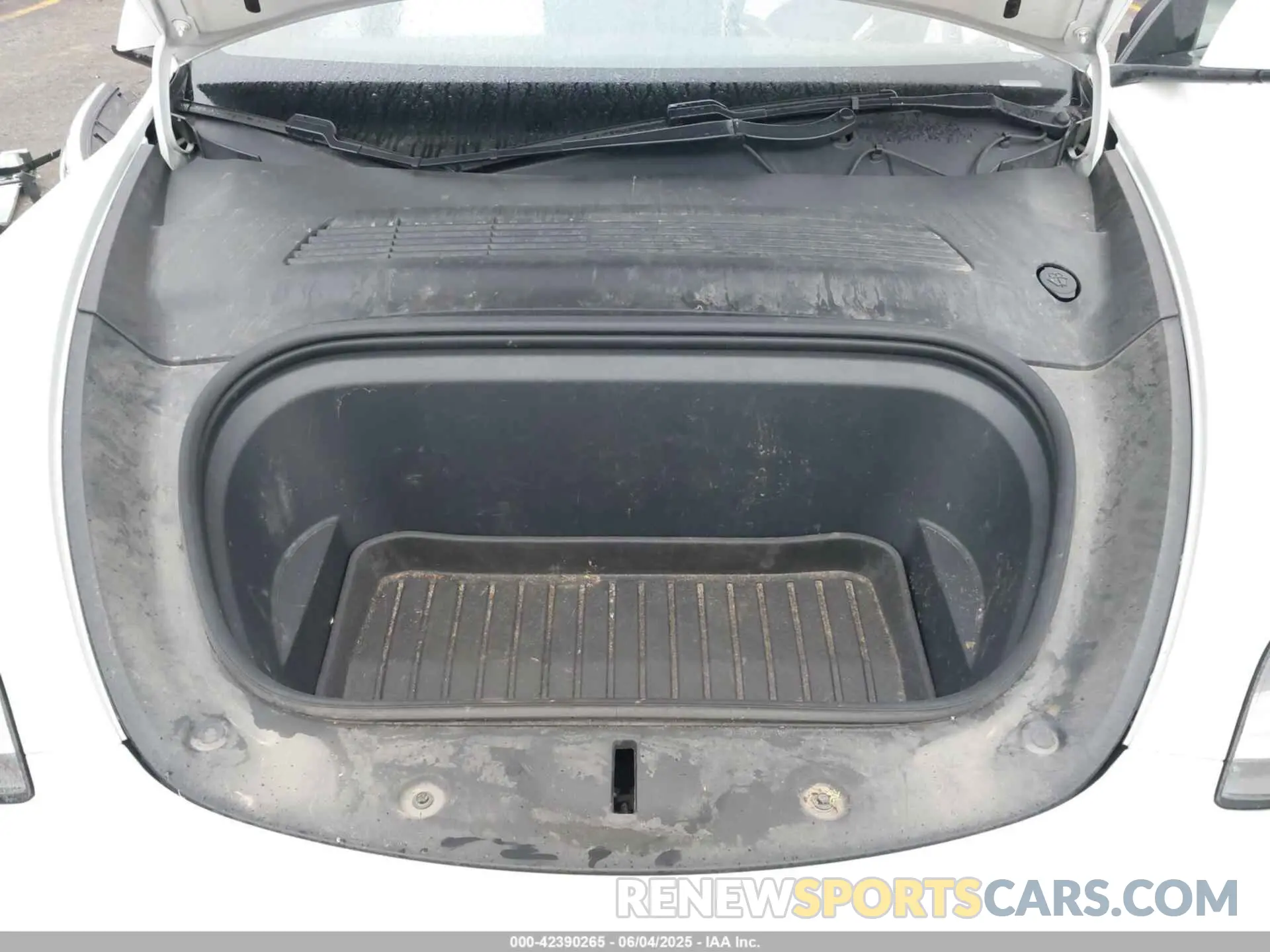 10 Photograph of a damaged car 5YJYGDEE0MF075606 TESLA MODEL Y 2021