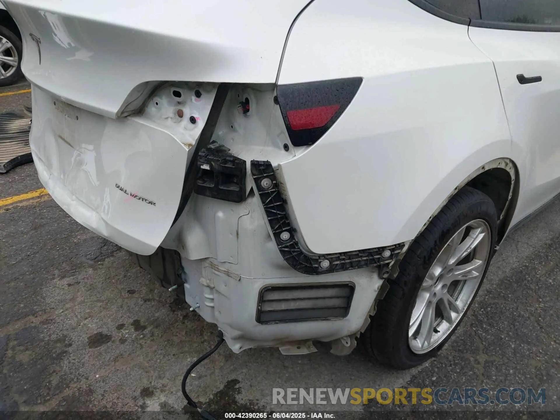 20 Photograph of a damaged car 5YJYGDEE0MF075606 TESLA MODEL Y 2021