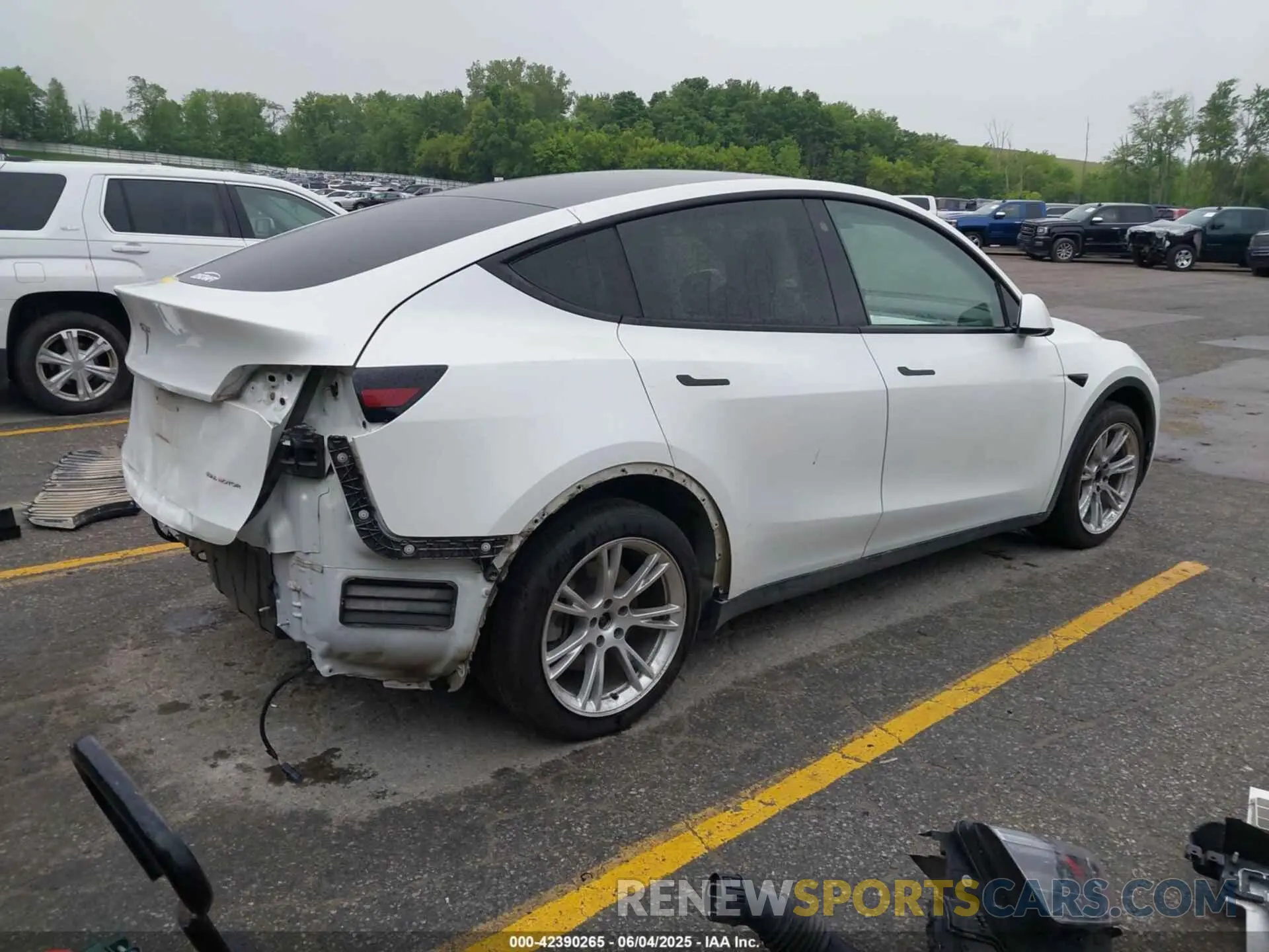 4 Photograph of a damaged car 5YJYGDEE0MF075606 TESLA MODEL Y 2021