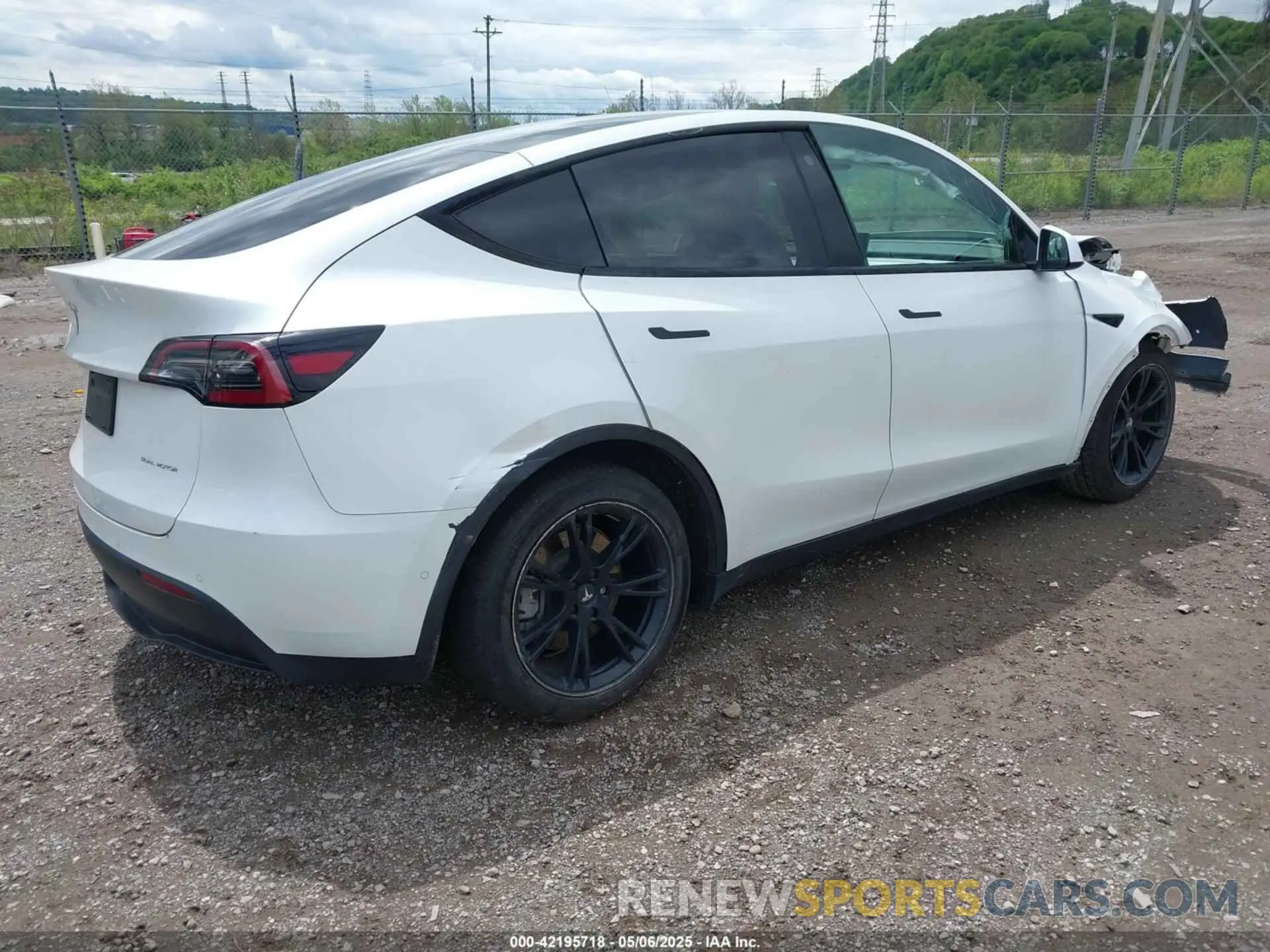 4 Photograph of a damaged car 5YJYGDEE0MF144777 TESLA MODEL Y 2021
