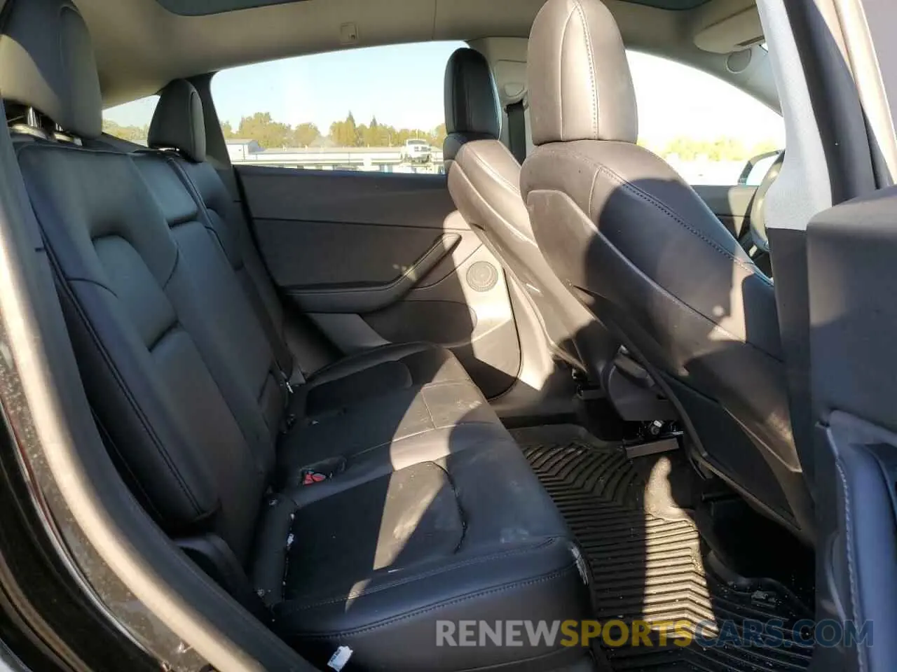 11 Photograph of a damaged car 5YJYGDEE0MF174328 TESLA MODEL Y 2021