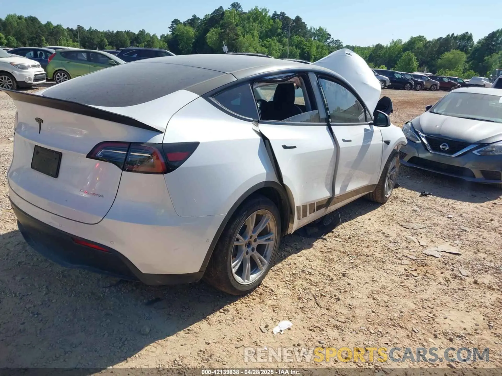 4 Photograph of a damaged car 5YJYGDEE0MF204377 TESLA MODEL Y 2021