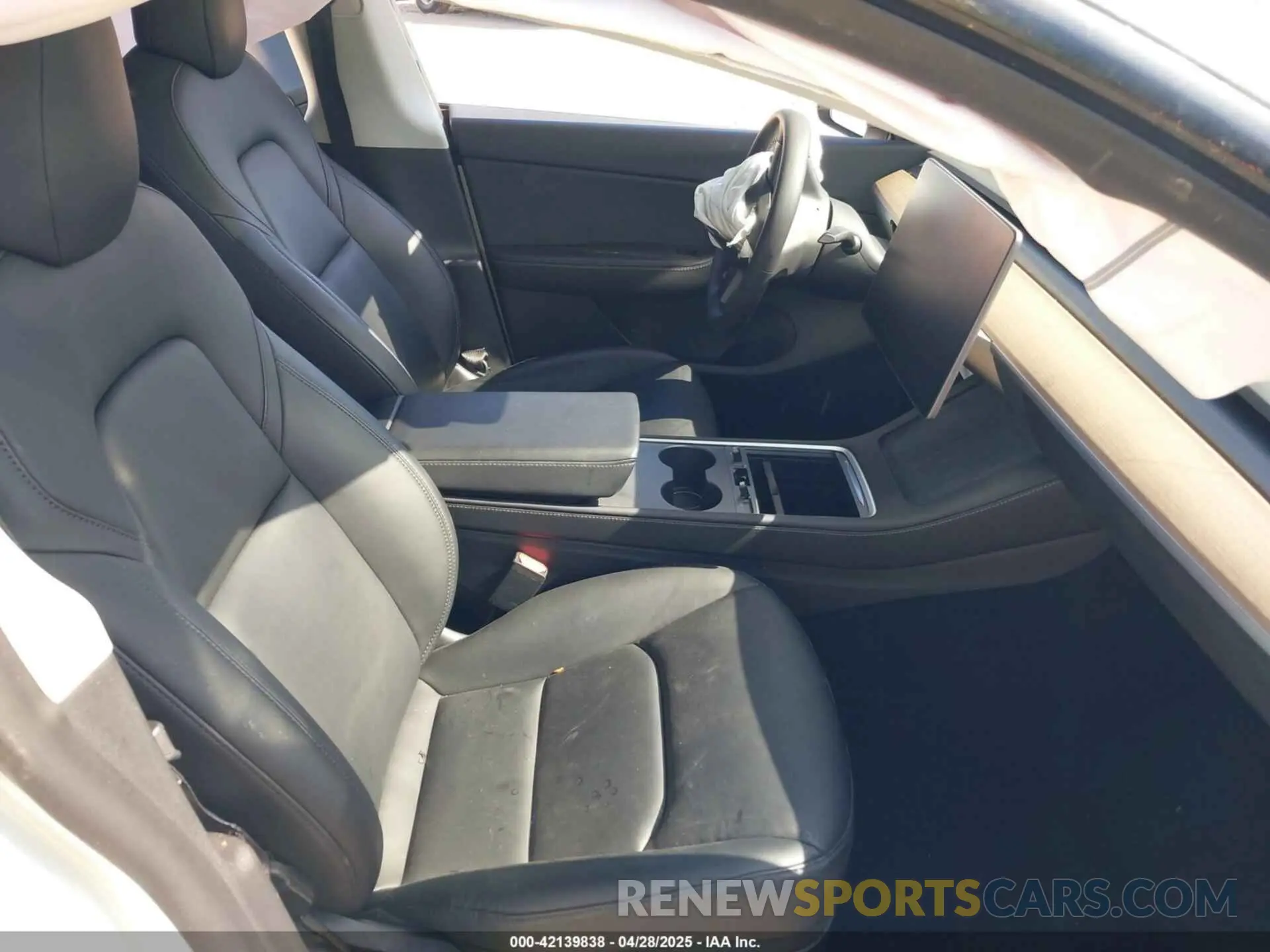5 Photograph of a damaged car 5YJYGDEE0MF204377 TESLA MODEL Y 2021