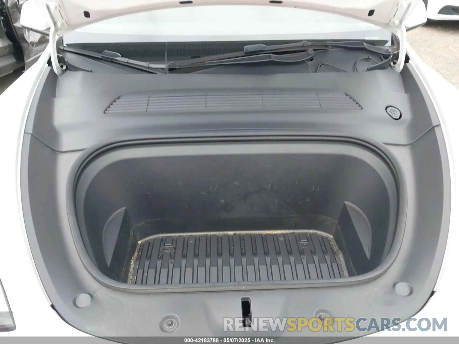 10 Photograph of a damaged car 5YJYGDEE0MF233524 TESLA MODEL Y 2021