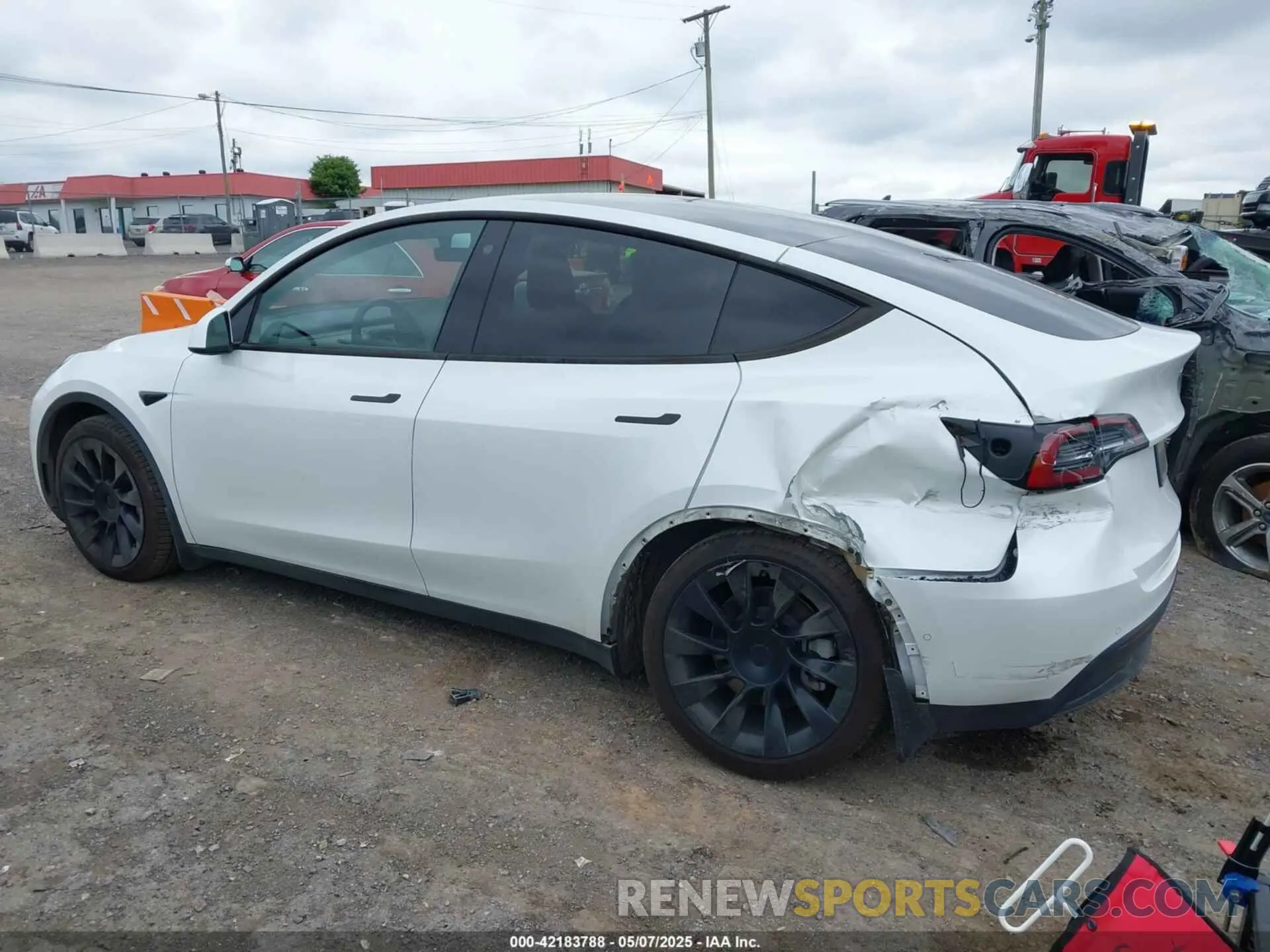 14 Photograph of a damaged car 5YJYGDEE0MF233524 TESLA MODEL Y 2021