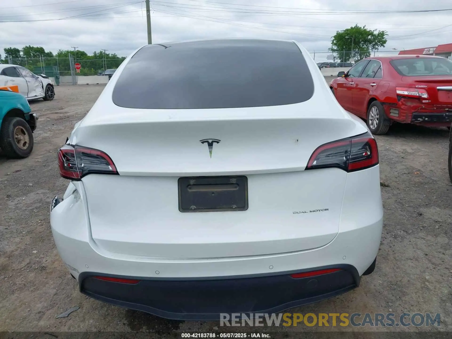 16 Photograph of a damaged car 5YJYGDEE0MF233524 TESLA MODEL Y 2021