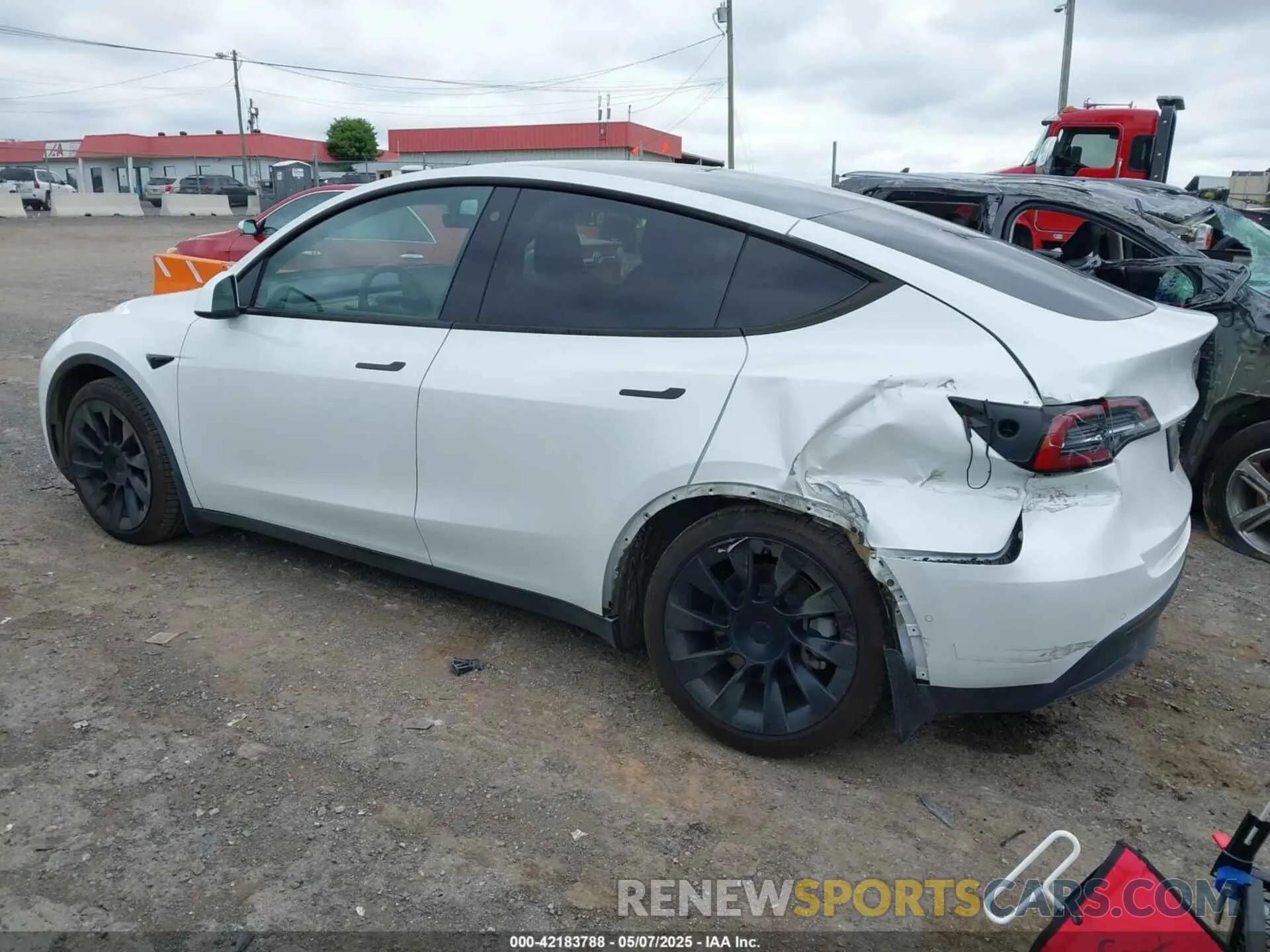3 Photograph of a damaged car 5YJYGDEE0MF233524 TESLA MODEL Y 2021