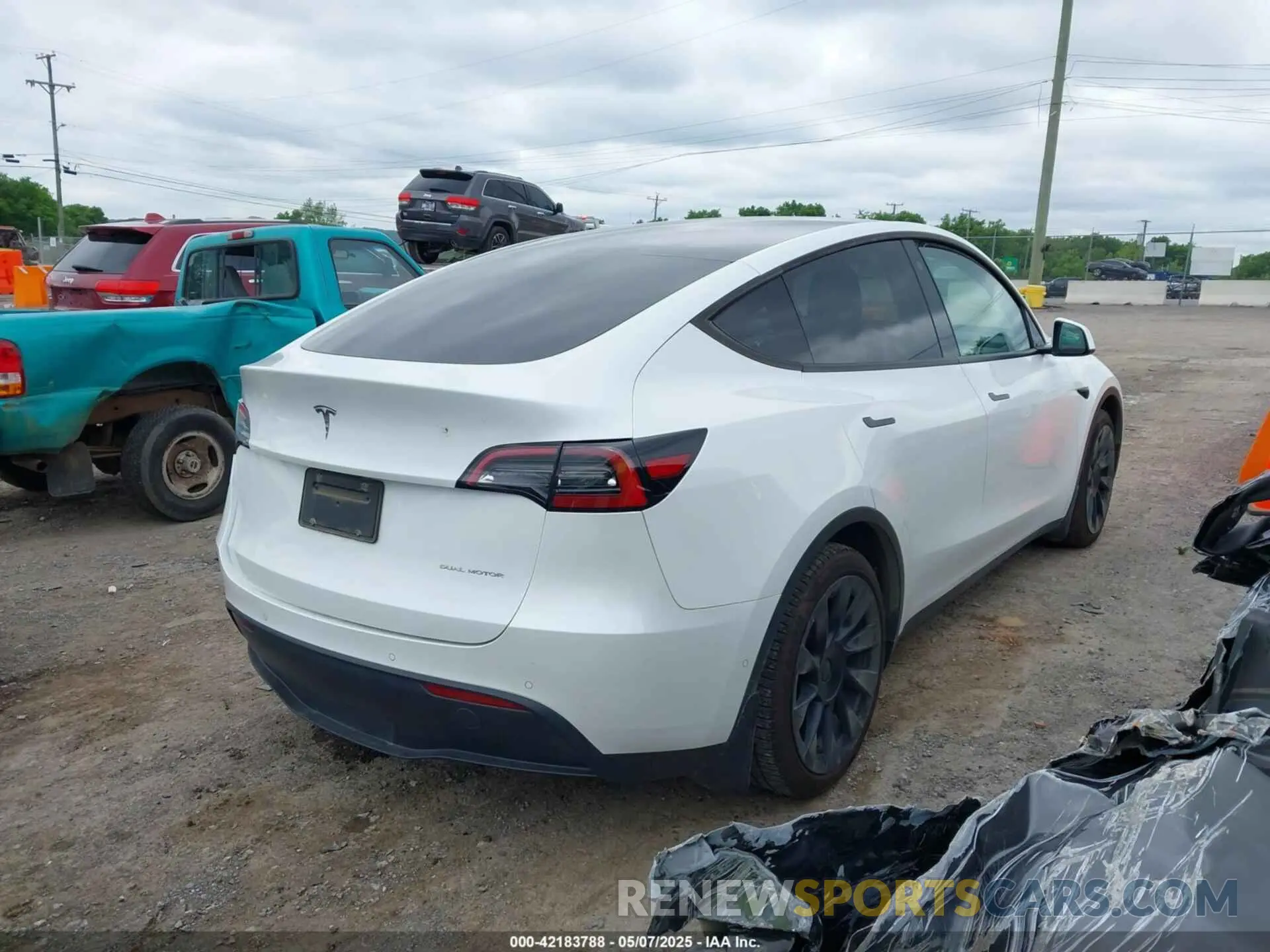 4 Photograph of a damaged car 5YJYGDEE0MF233524 TESLA MODEL Y 2021
