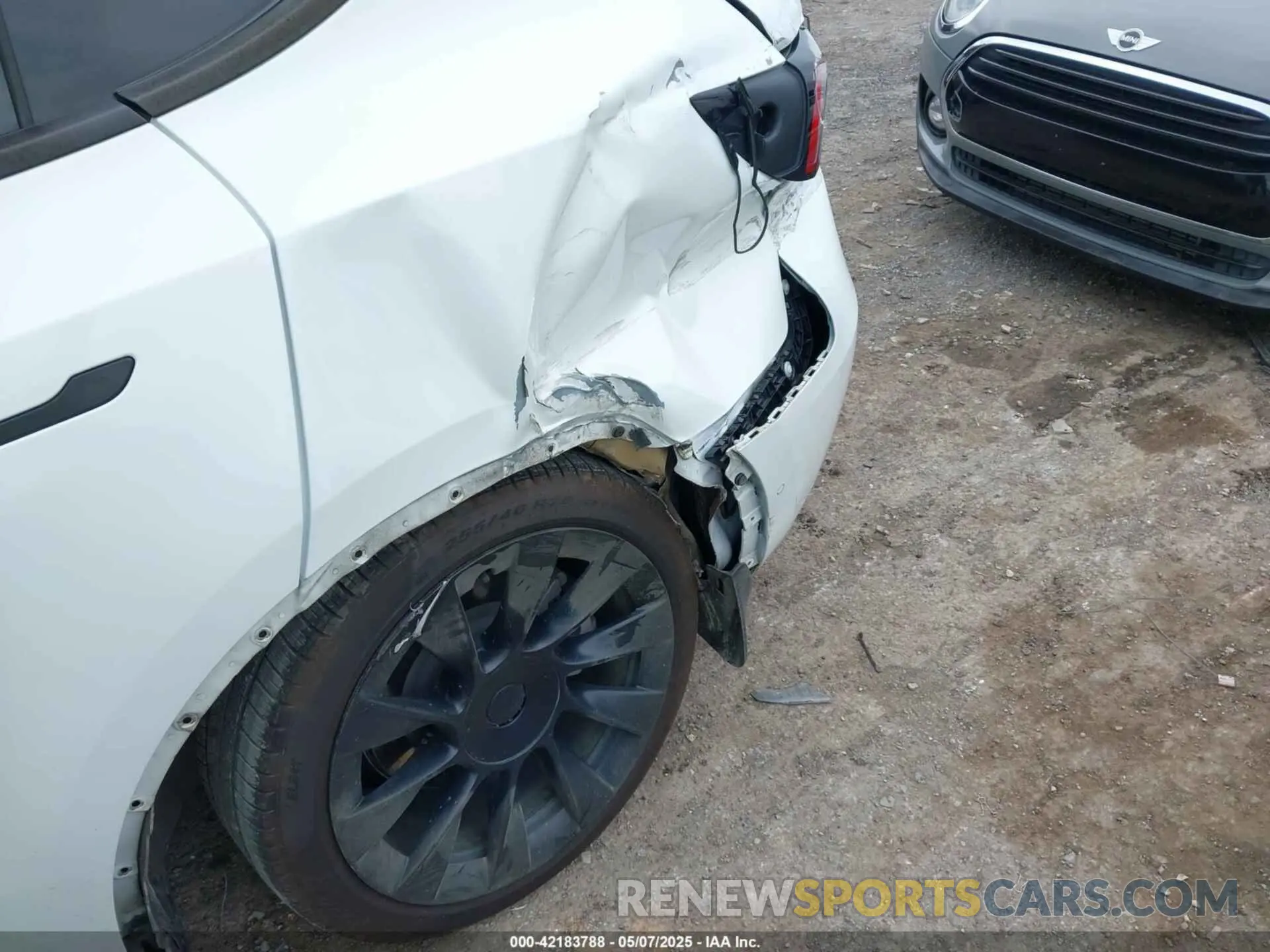 6 Photograph of a damaged car 5YJYGDEE0MF233524 TESLA MODEL Y 2021
