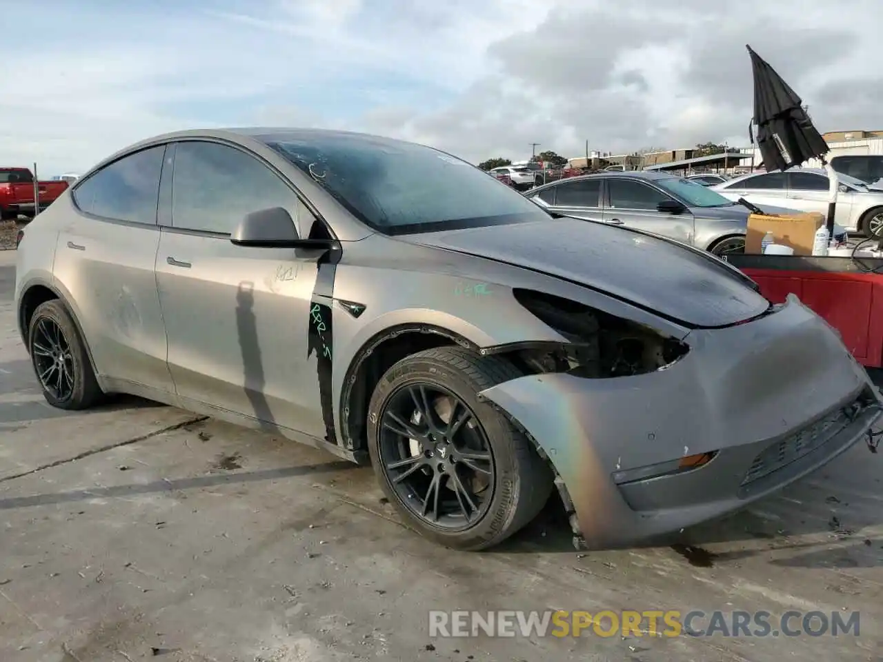 4 Photograph of a damaged car 5YJYGDEE0MF255412 TESLA MODEL Y 2021