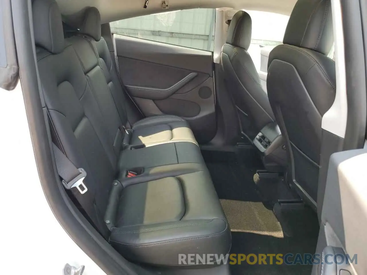 11 Photograph of a damaged car 5YJYGDEE0MF258102 TESLA MODEL Y 2021