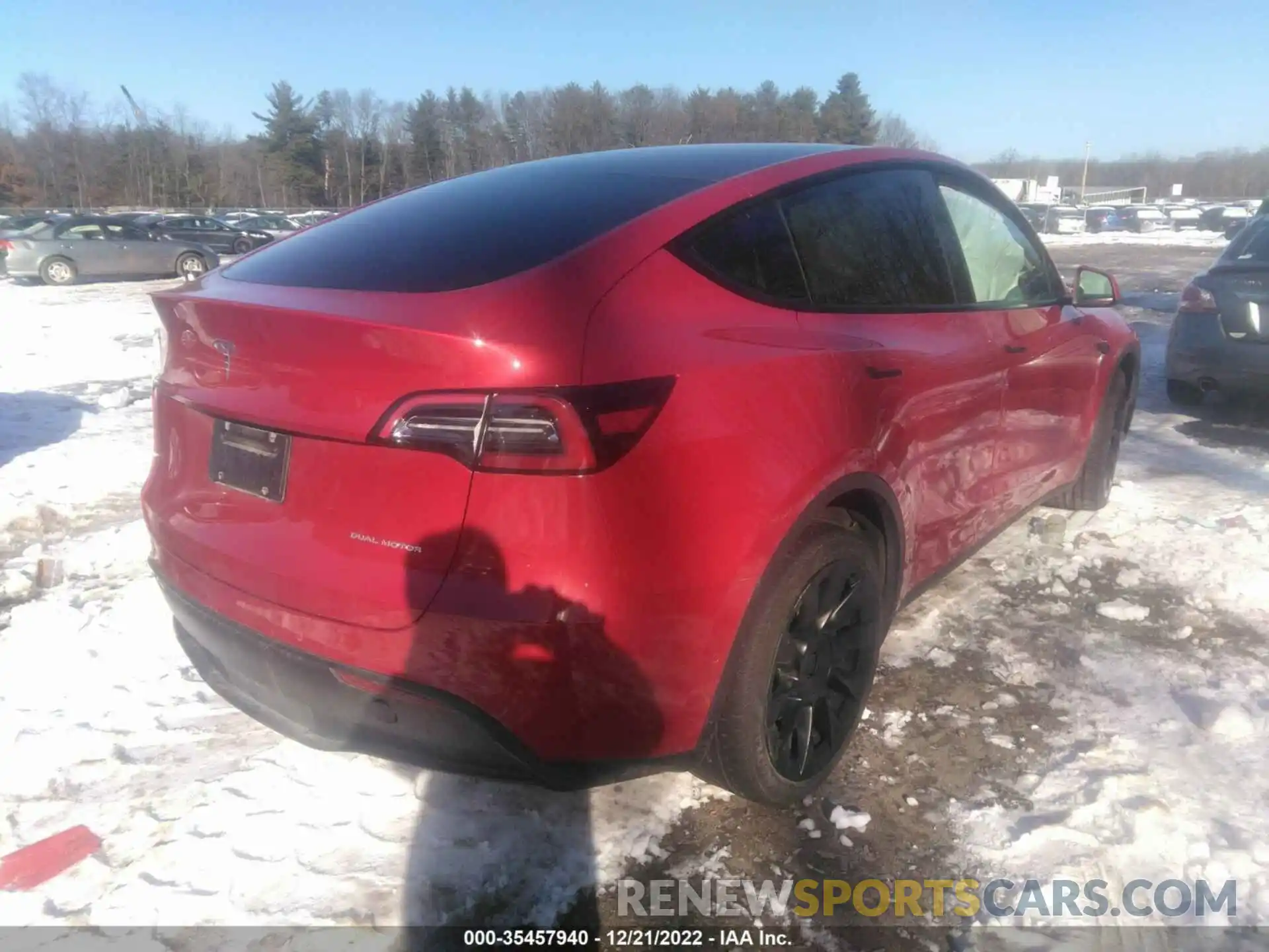 4 Photograph of a damaged car 5YJYGDEE0MF262022 TESLA MODEL Y 2021