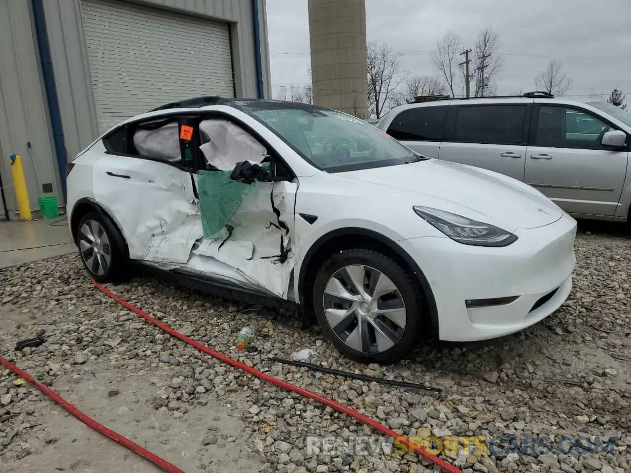 4 Photograph of a damaged car 5YJYGDEE0MF265423 TESLA MODEL Y 2021