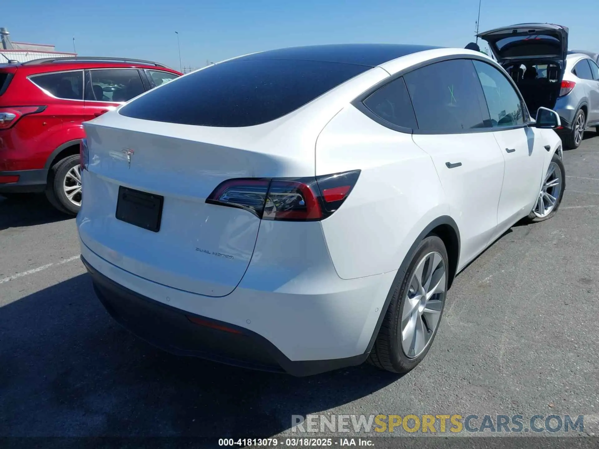 4 Photograph of a damaged car 5YJYGDEE0MF277197 TESLA MODEL Y 2021